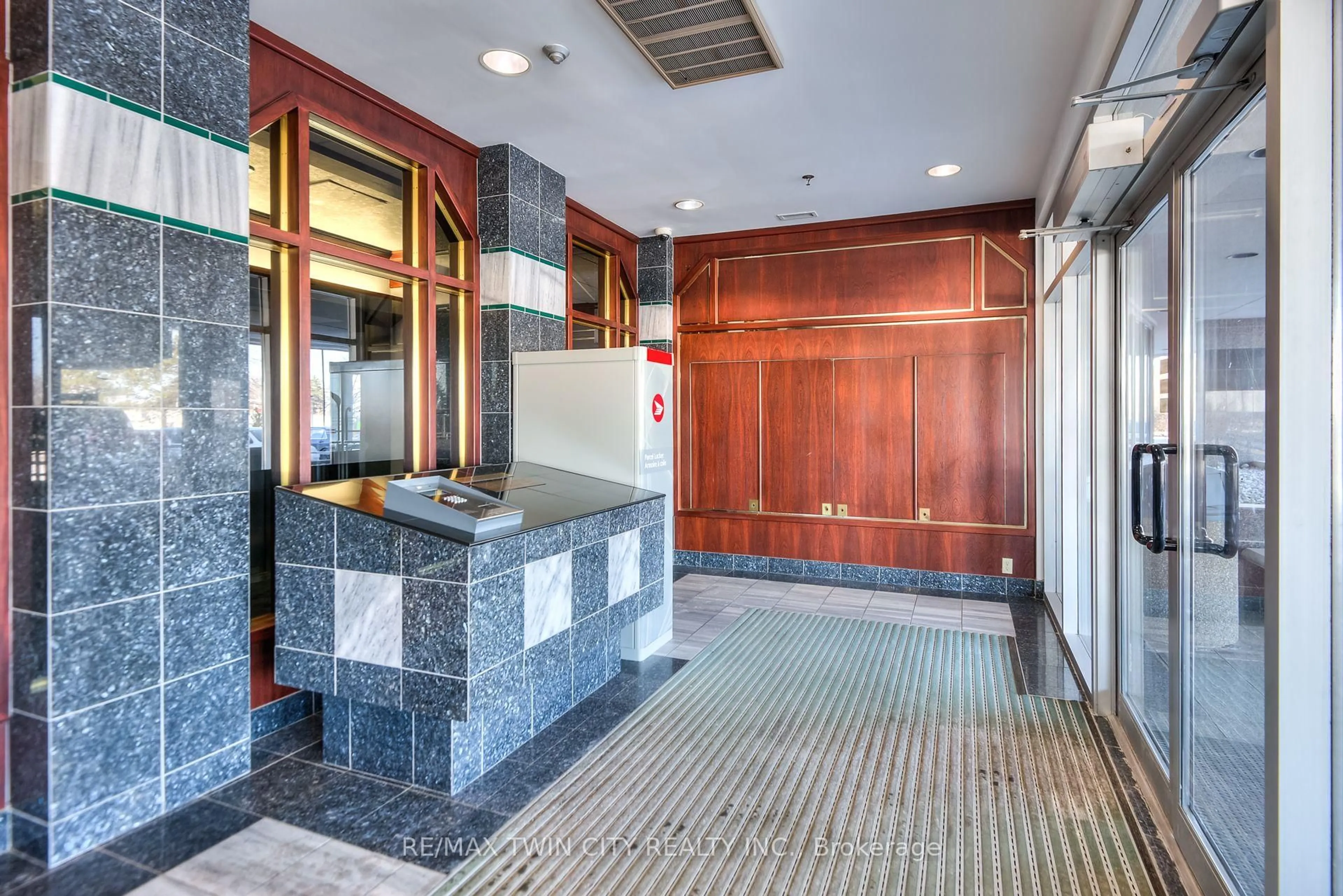 Lobby for 190 Hespeler Rd #905, Cambridge Ontario N1R 8B8