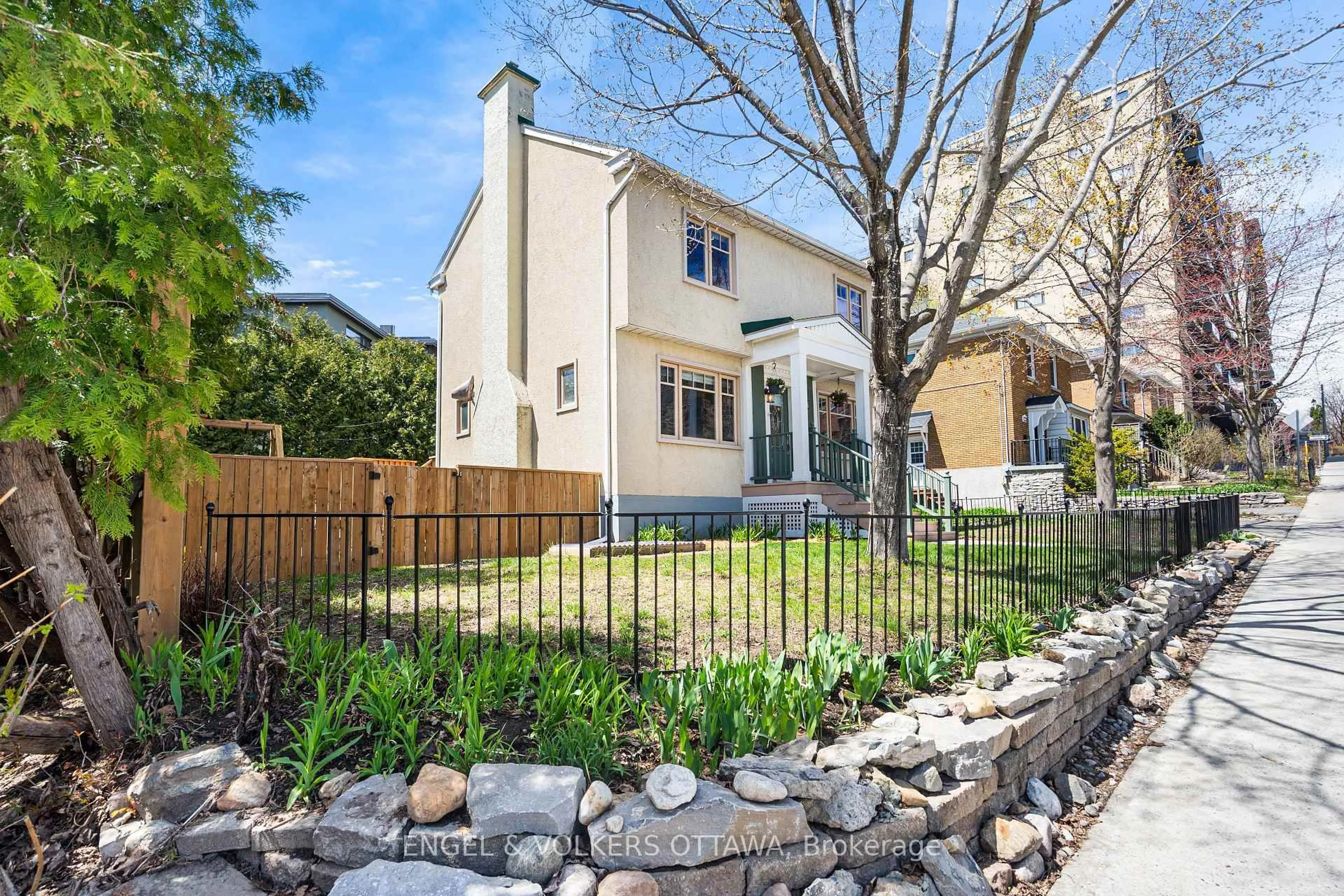 A pic from outside/outdoor area/front of a property/back of a property/a pic from drone, street for 112 Springfield Rd, Ottawa Ontario K1M 1C6