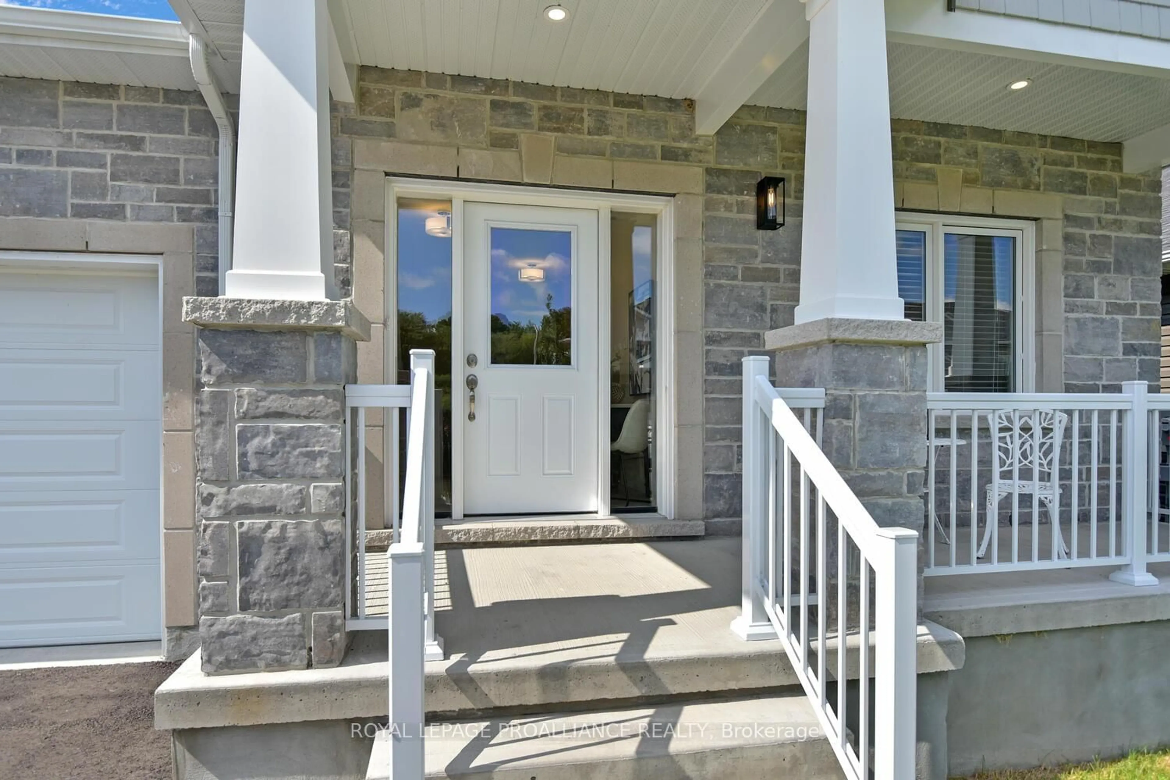 Indoor entryway for 33 Douglas Marshall Cres, Brockville Ontario K6V 0E8