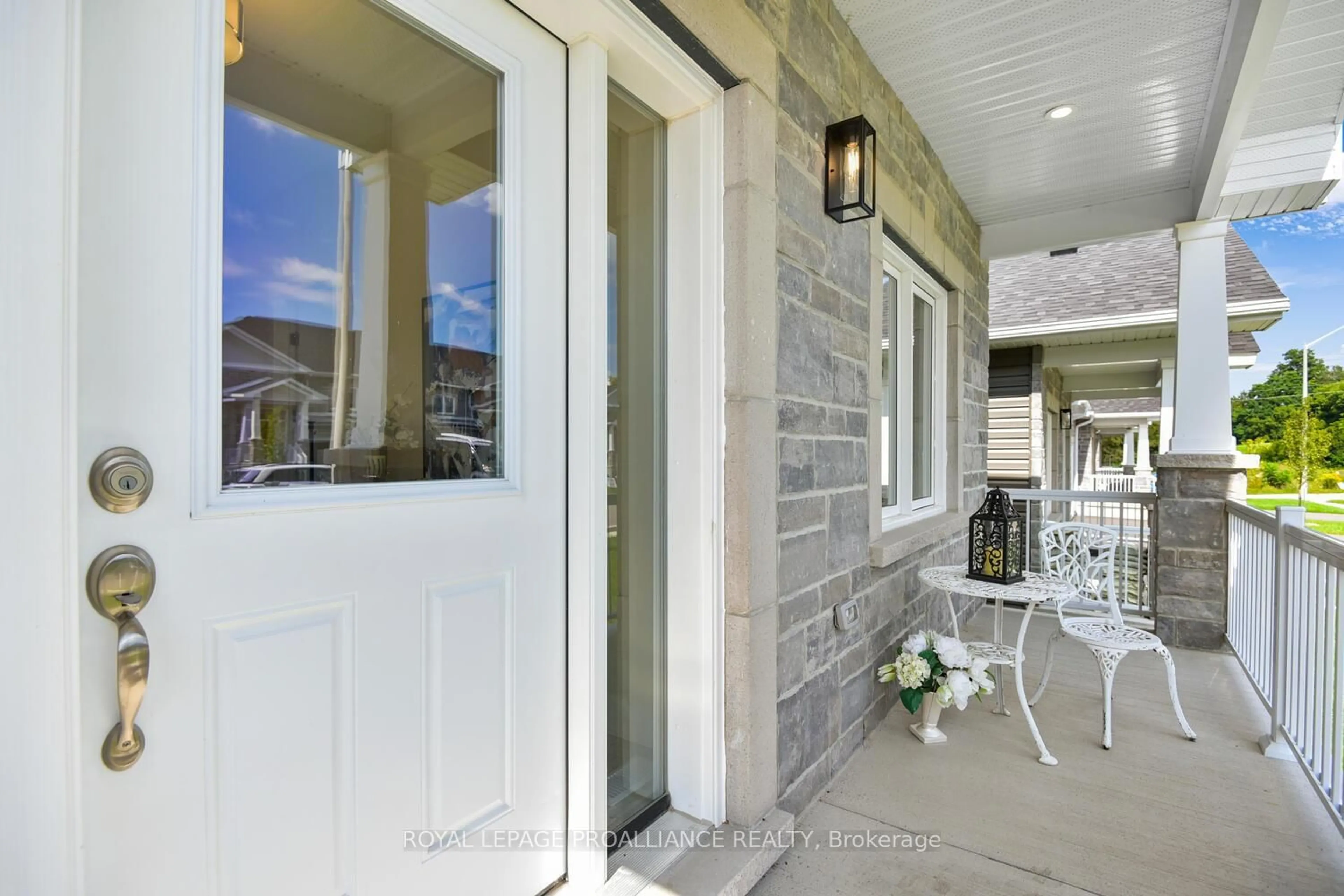Indoor entryway for 33 Douglas Marshall Cres, Brockville Ontario K6V 0E8