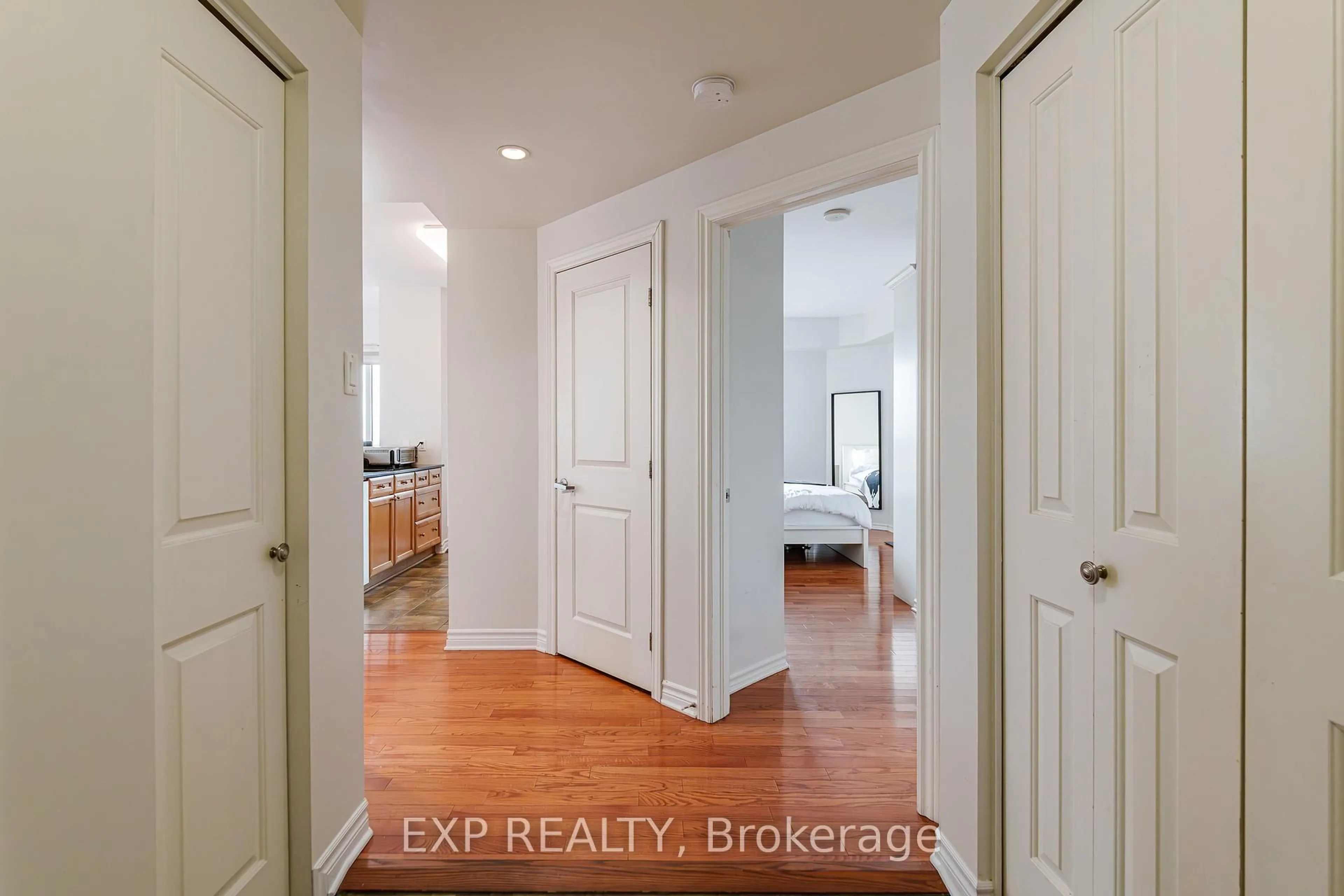 Indoor entryway for 200 Rideau St #2008, Ottawa Ontario K1N 5Y1