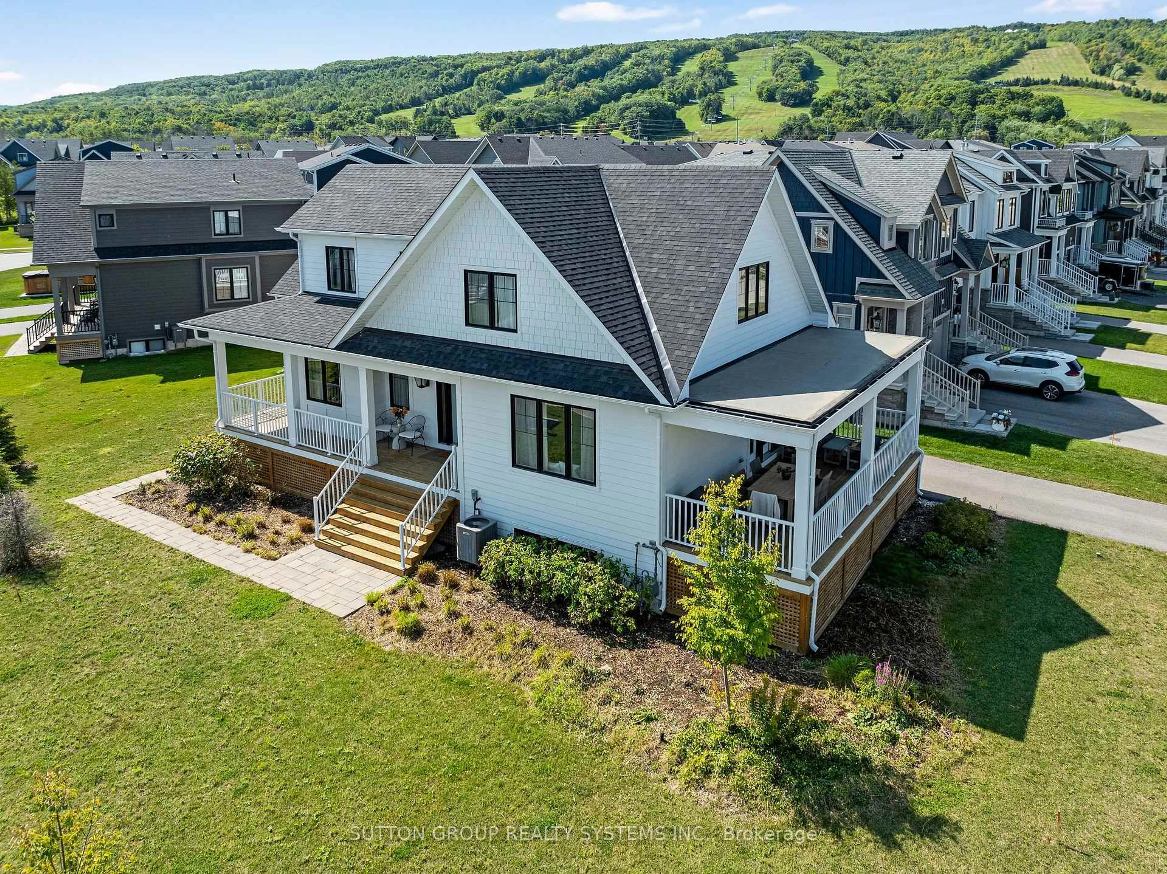 A pic from outside/outdoor area/front of a property/back of a property/a pic from drone, mountain view for 109 Sycamore St, Blue Mountains Ontario L9Y 4E2