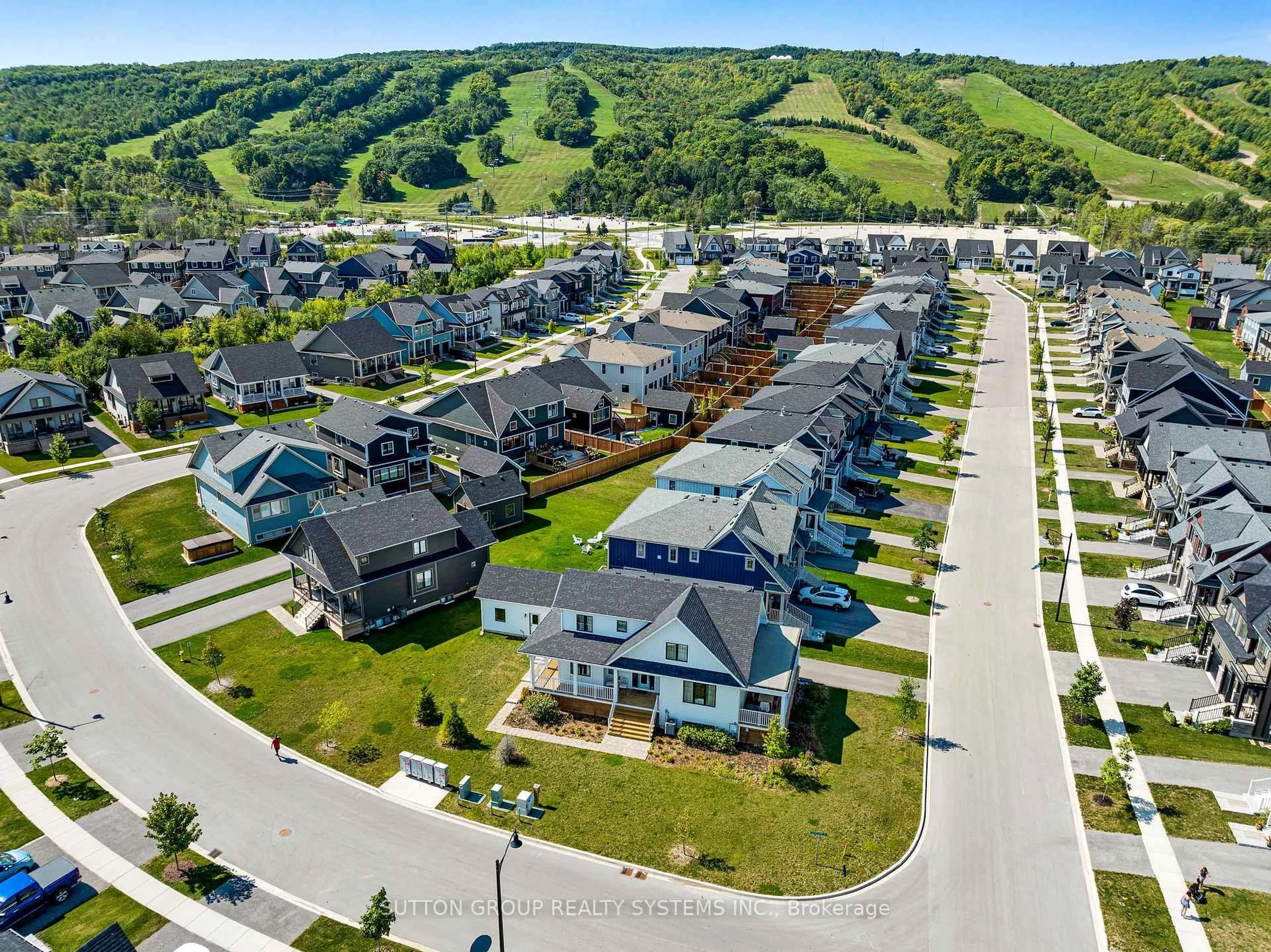 A pic from outside/outdoor area/front of a property/back of a property/a pic from drone, mountain view for 109 Sycamore St, Blue Mountains Ontario L9Y 4E2