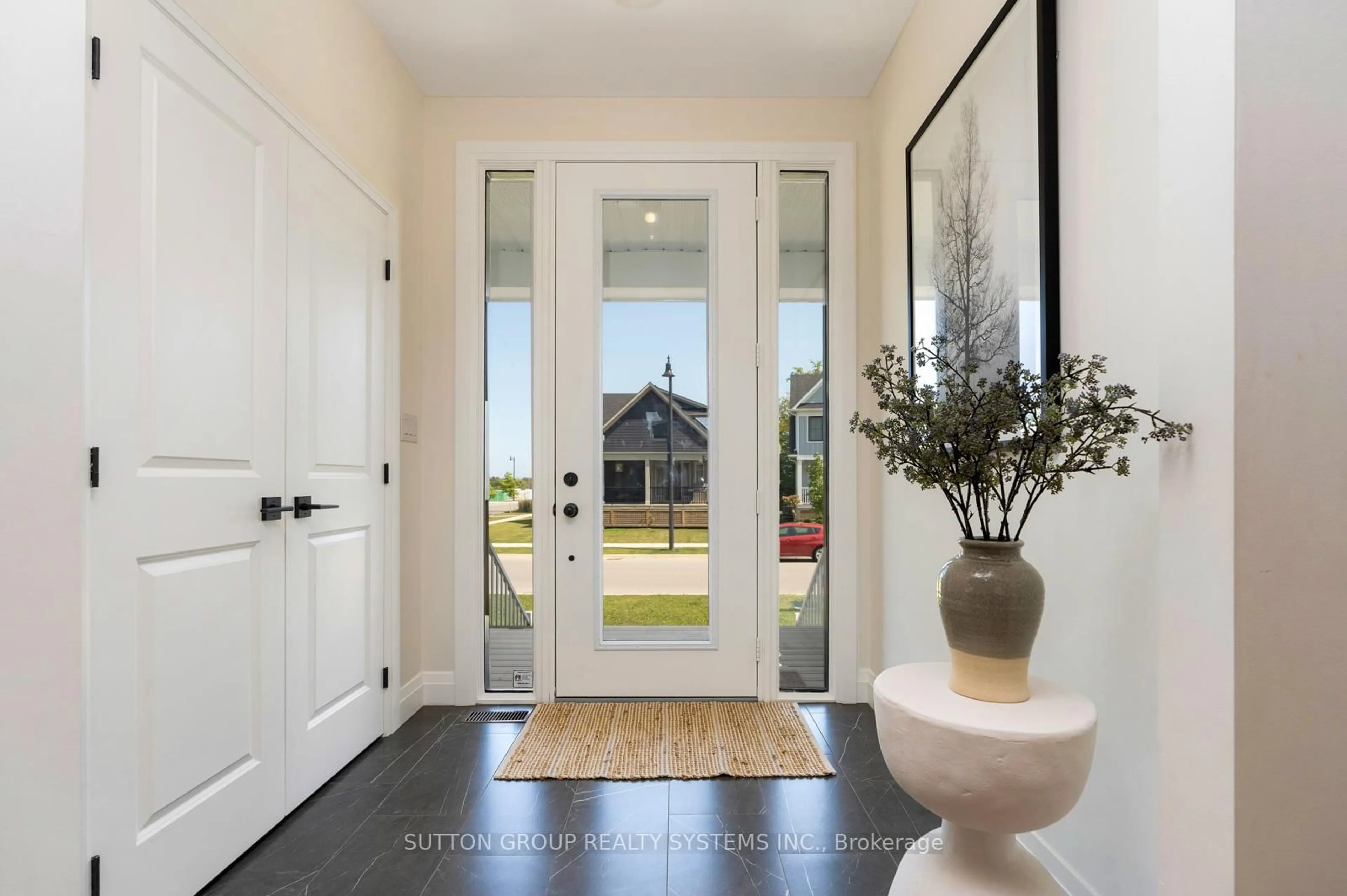 Indoor entryway for 109 Sycamore St, Blue Mountains Ontario L9Y 4E2