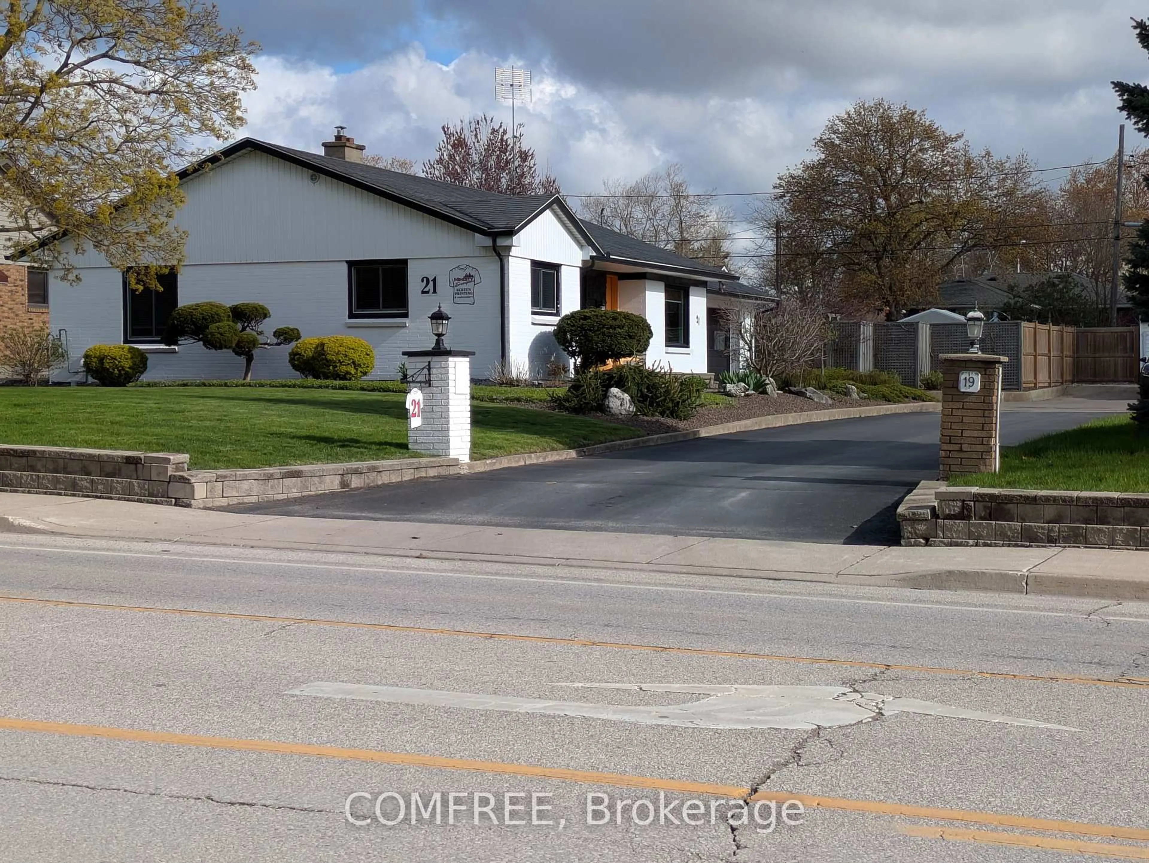 Blurry image for 21 Seacliff Dr, Leamington Ontario N8H 2L5