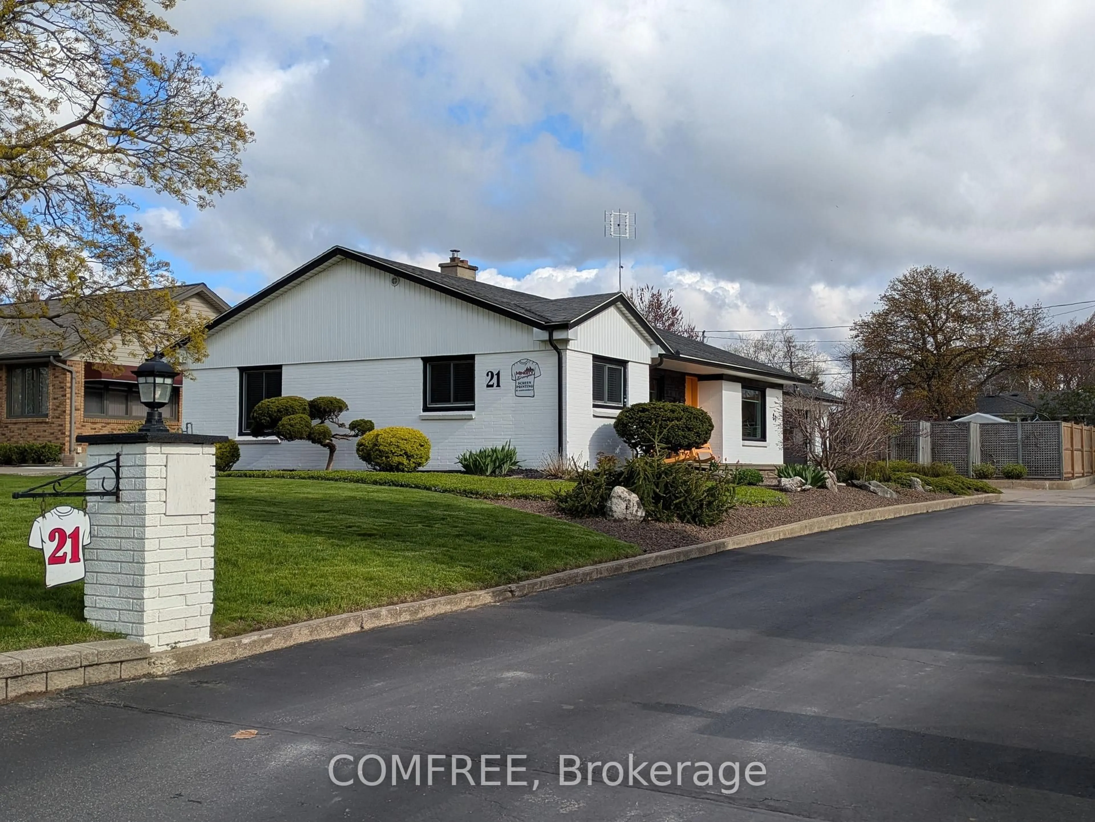 A pic from outside/outdoor area/front of a property/back of a property/a pic from drone, street for 21 Seacliff Dr, Leamington Ontario N8H 2L5