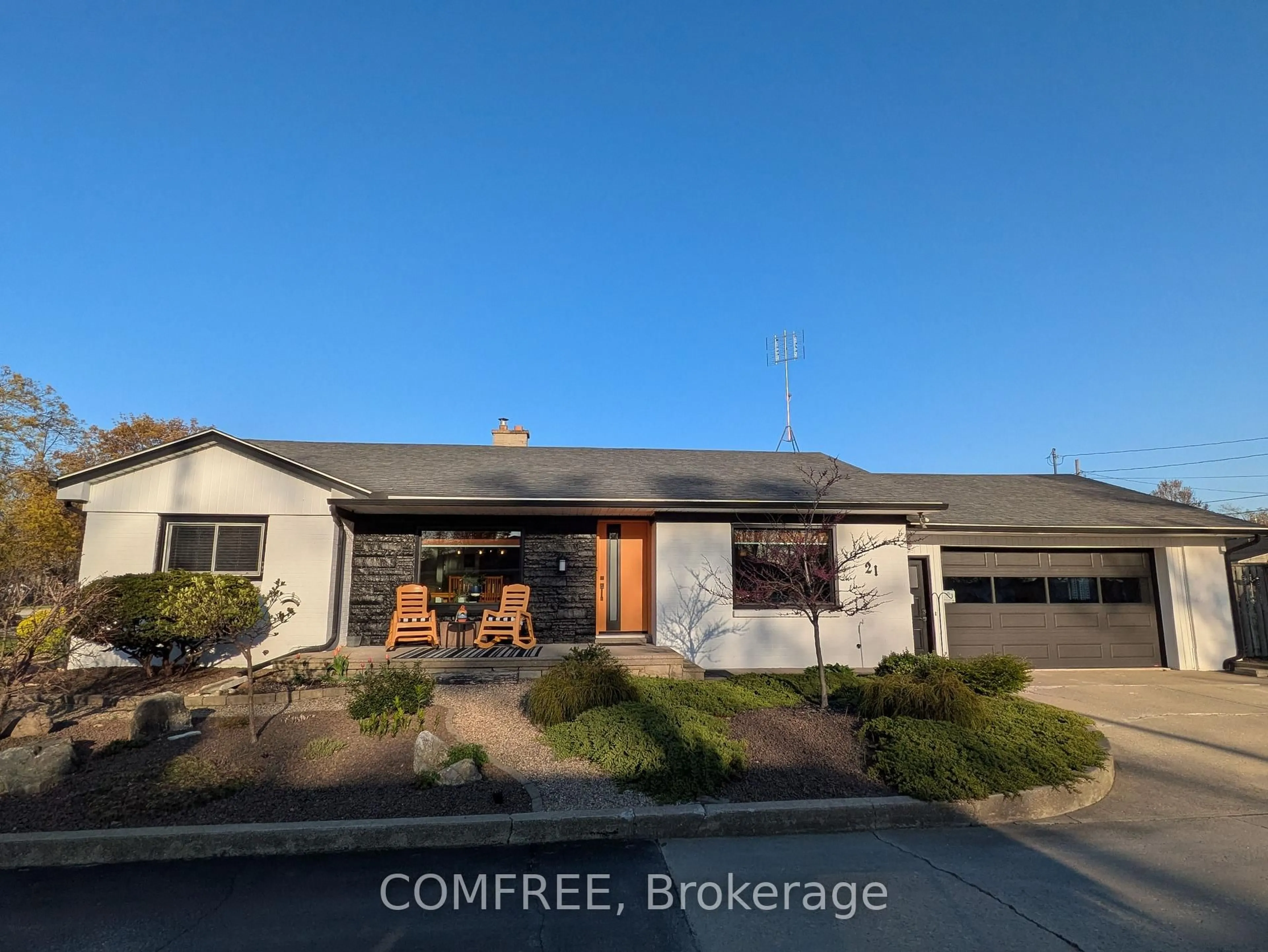 A pic from outside/outdoor area/front of a property/back of a property/a pic from drone, street for 21 Seacliff Dr, Leamington Ontario N8H 2L5