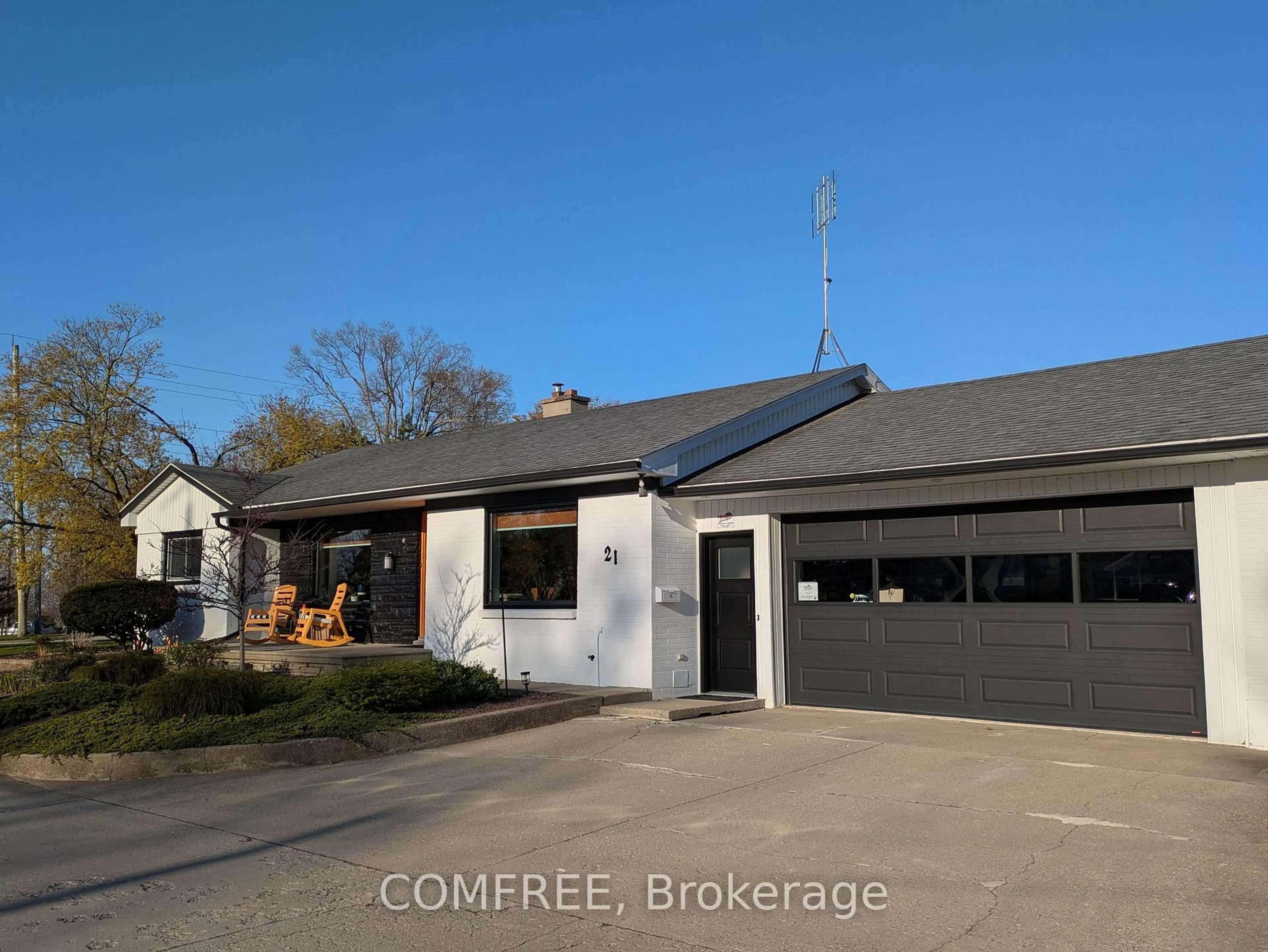 A pic from outside/outdoor area/front of a property/back of a property/a pic from drone, building for 21 Seacliff Dr, Leamington Ontario N8H 2L5