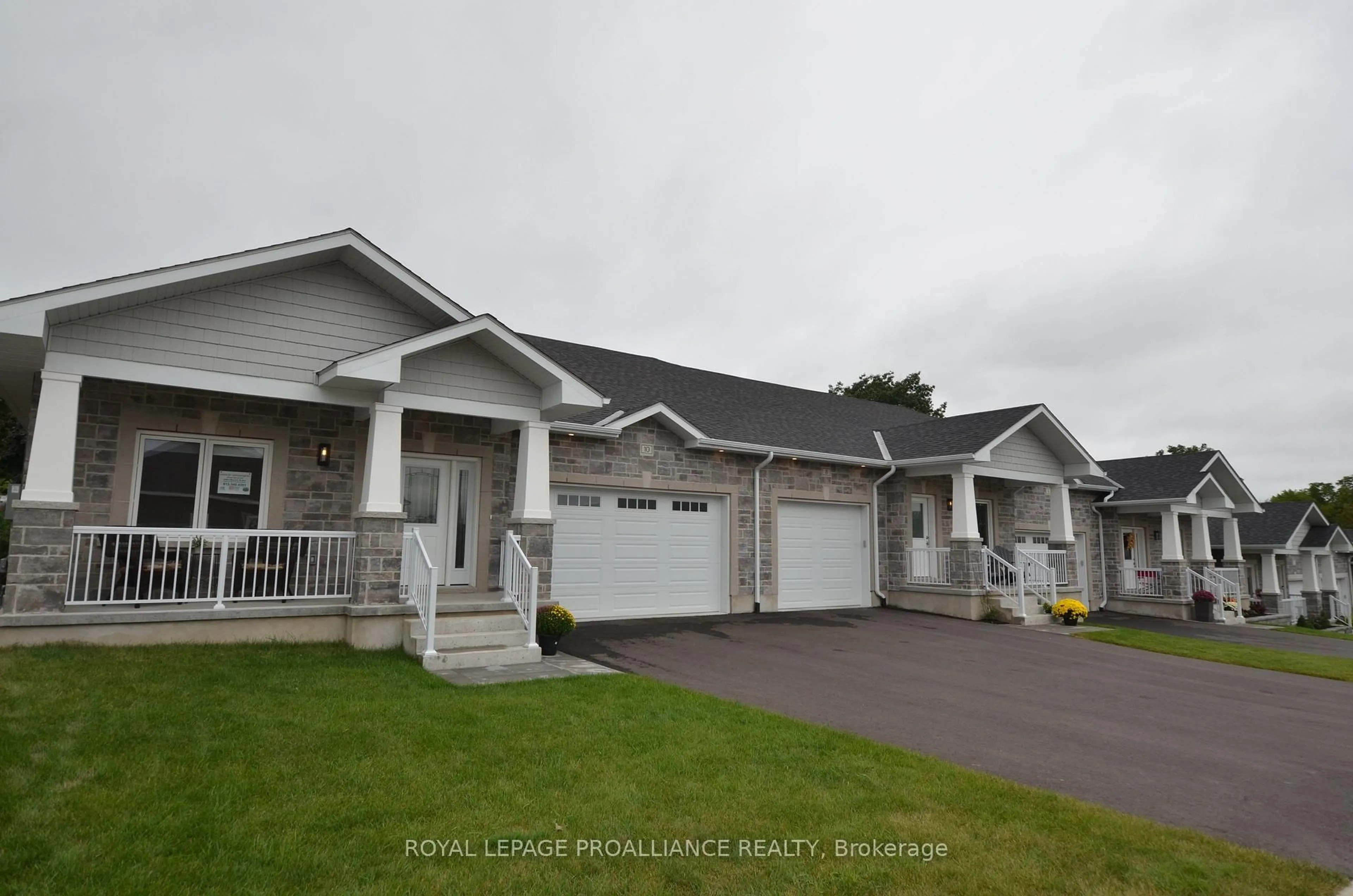 Home with vinyl exterior material, unknown for 31 Douglas Marshall Cres, Brockville Ontario K6V 0E8