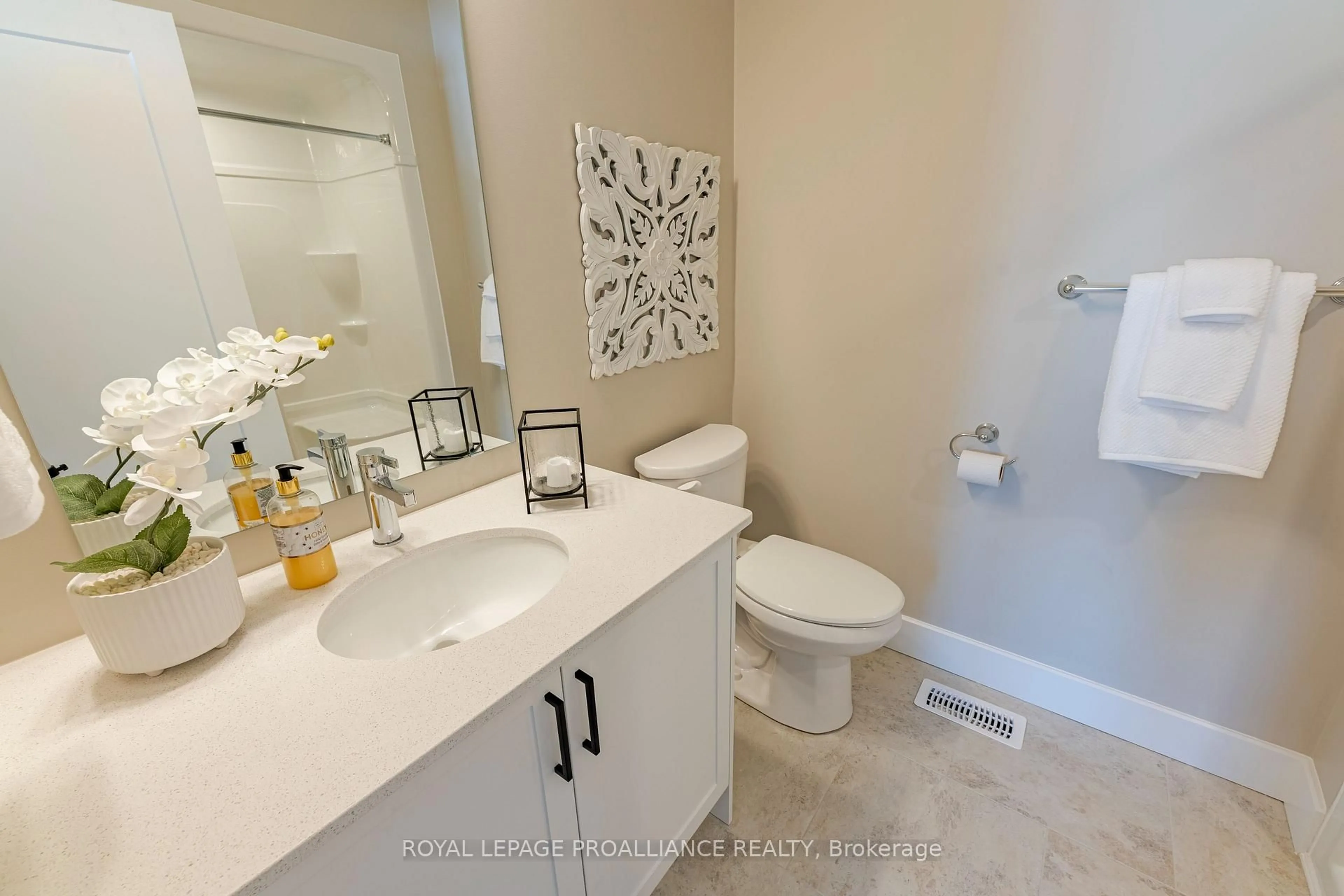Standard bathroom, ceramic/tile floor for 31 Douglas Marshall Cres, Brockville Ontario K6V 0E8