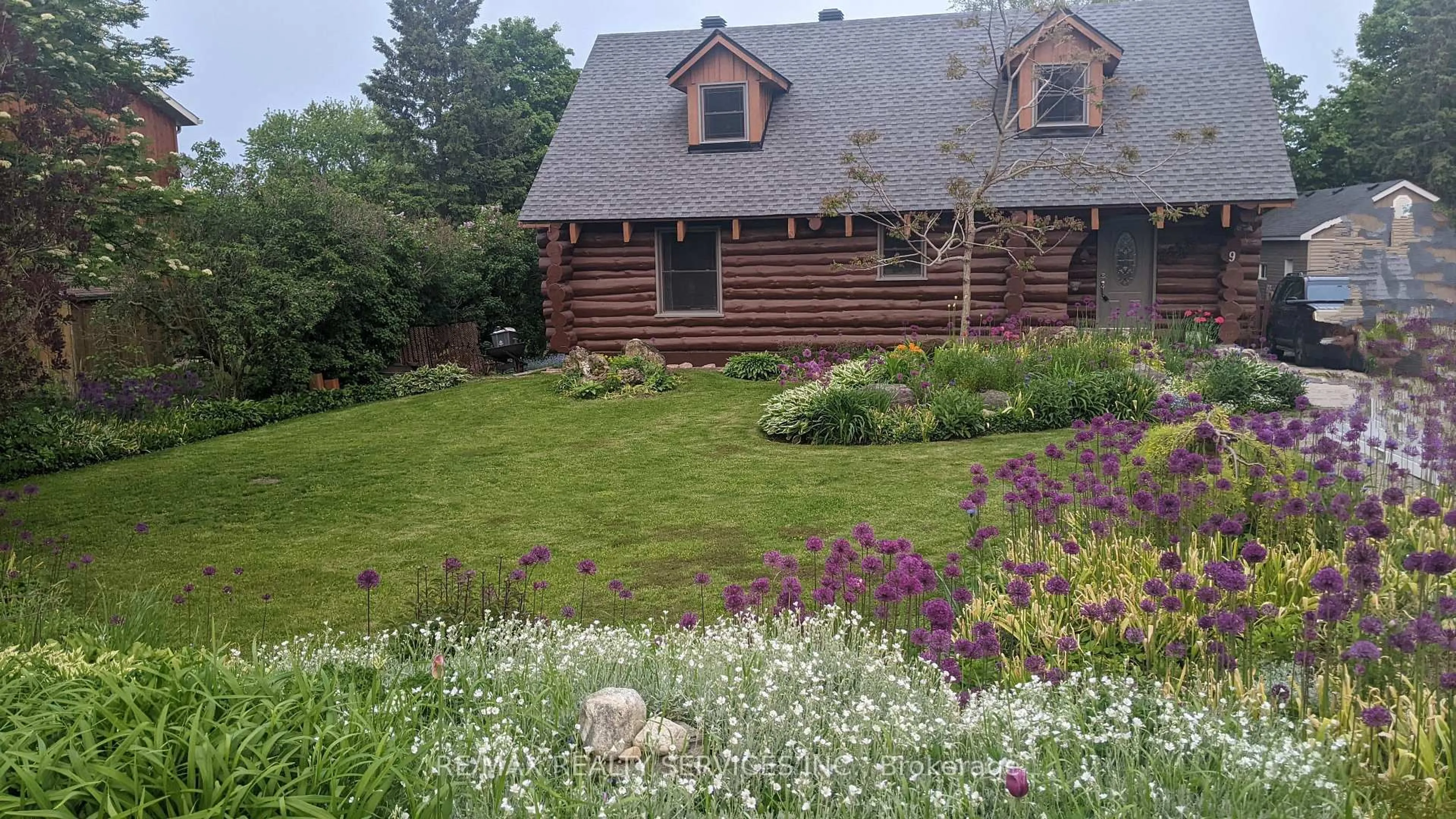 A pic from outside/outdoor area/front of a property/back of a property/a pic from drone, unknown for 9 Orangeville St, Erin Ontario N0B 1Z0