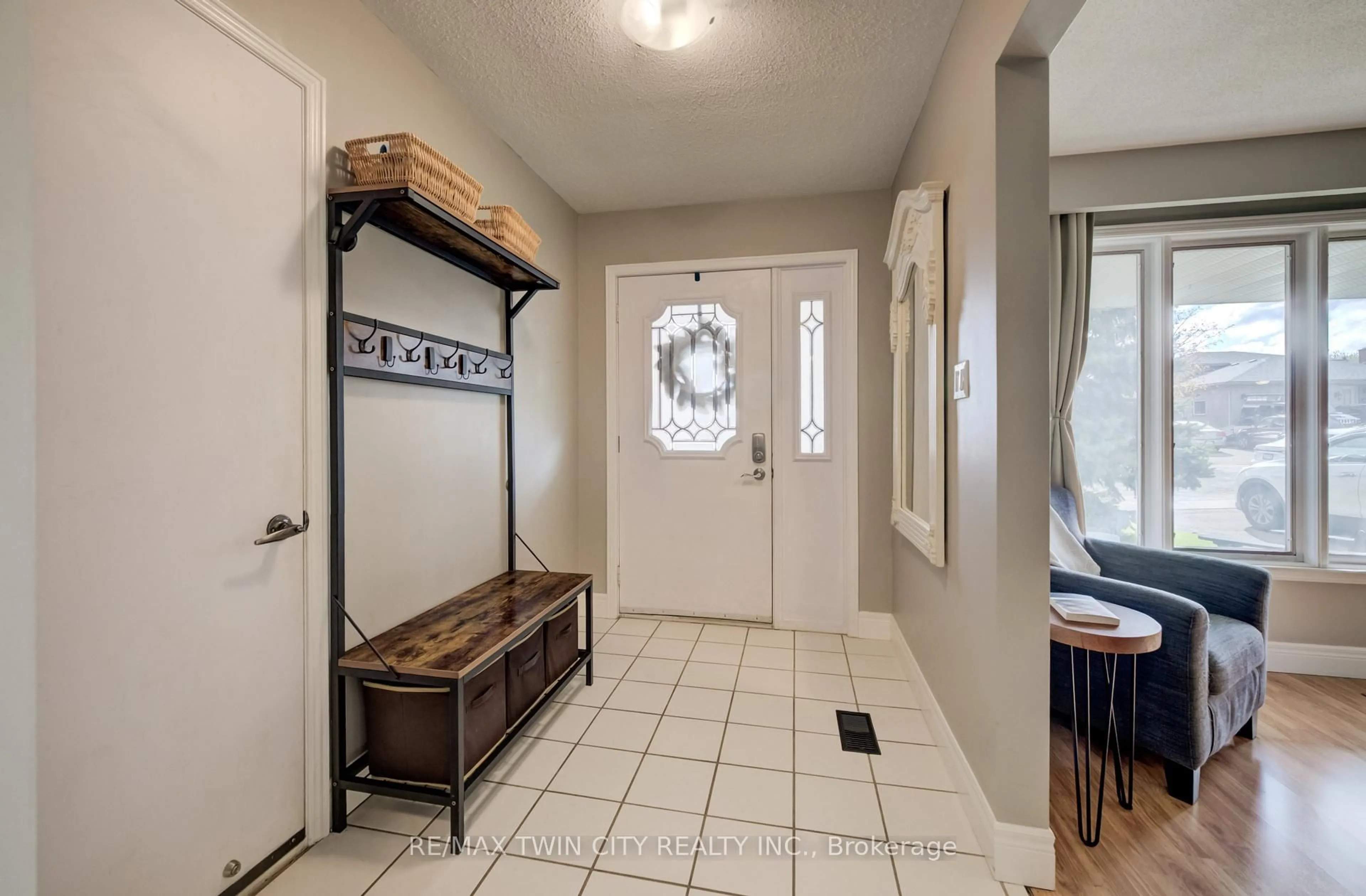 Indoor entryway for 226 Hillmer Rd, Cambridge Ontario N1R 6N8