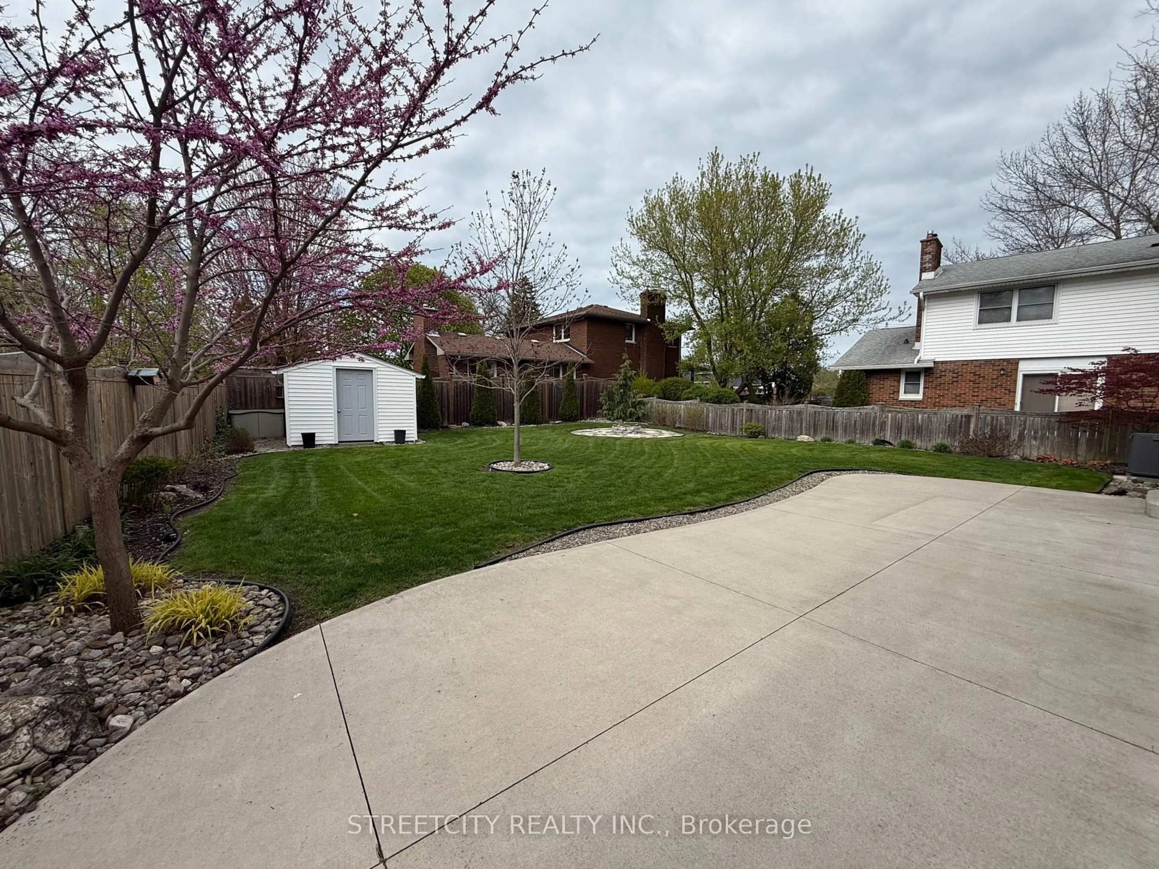 A pic from outside/outdoor area/front of a property/back of a property/a pic from drone, street for 1044 Cathcart Blvd, Sarnia Ontario N7S 2H2