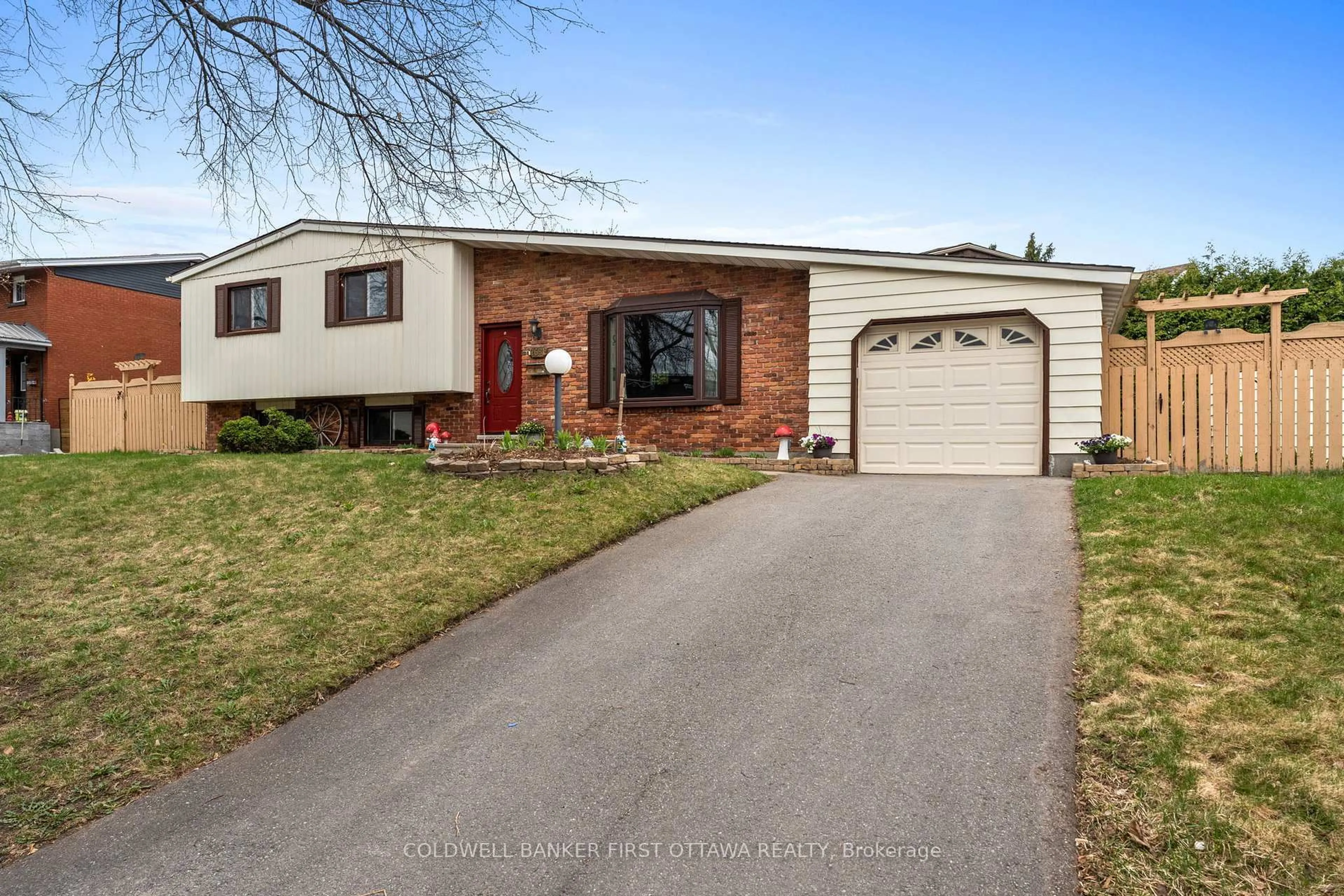 Home with vinyl exterior material, street for 2681 Moncton Rd, Ottawa Ontario K2B 7V9