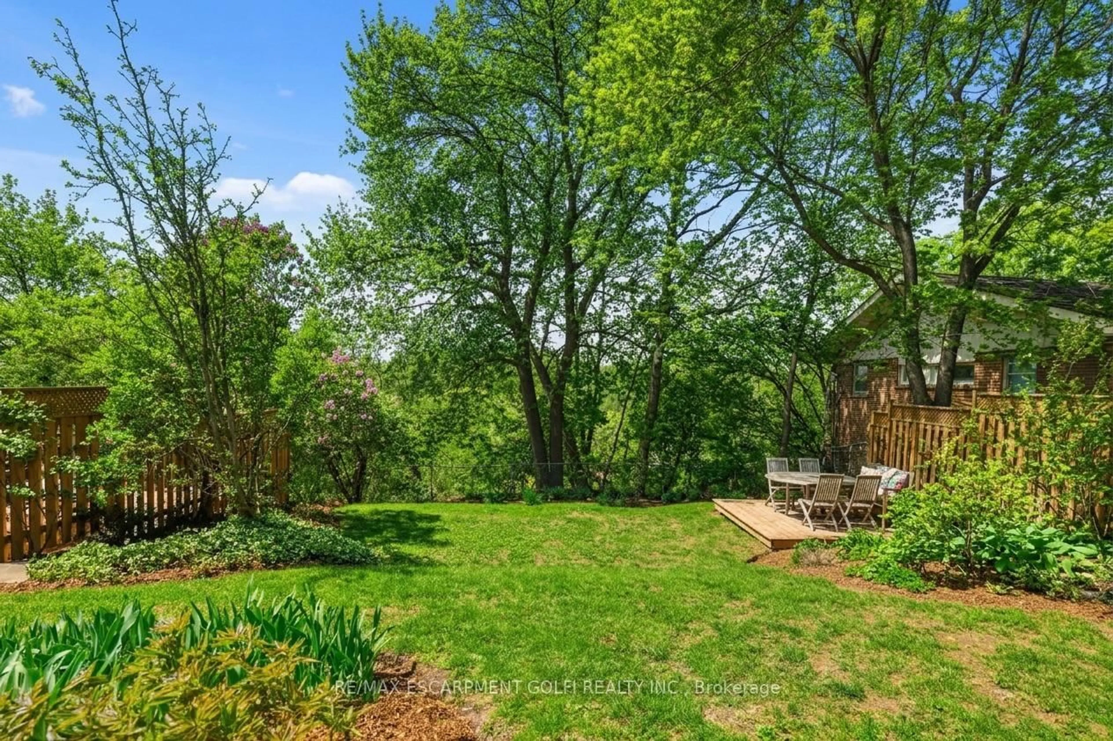 Patio, forest/trees view for 41 Queen Mary Dr, St. Catharines Ontario L2R 2J3