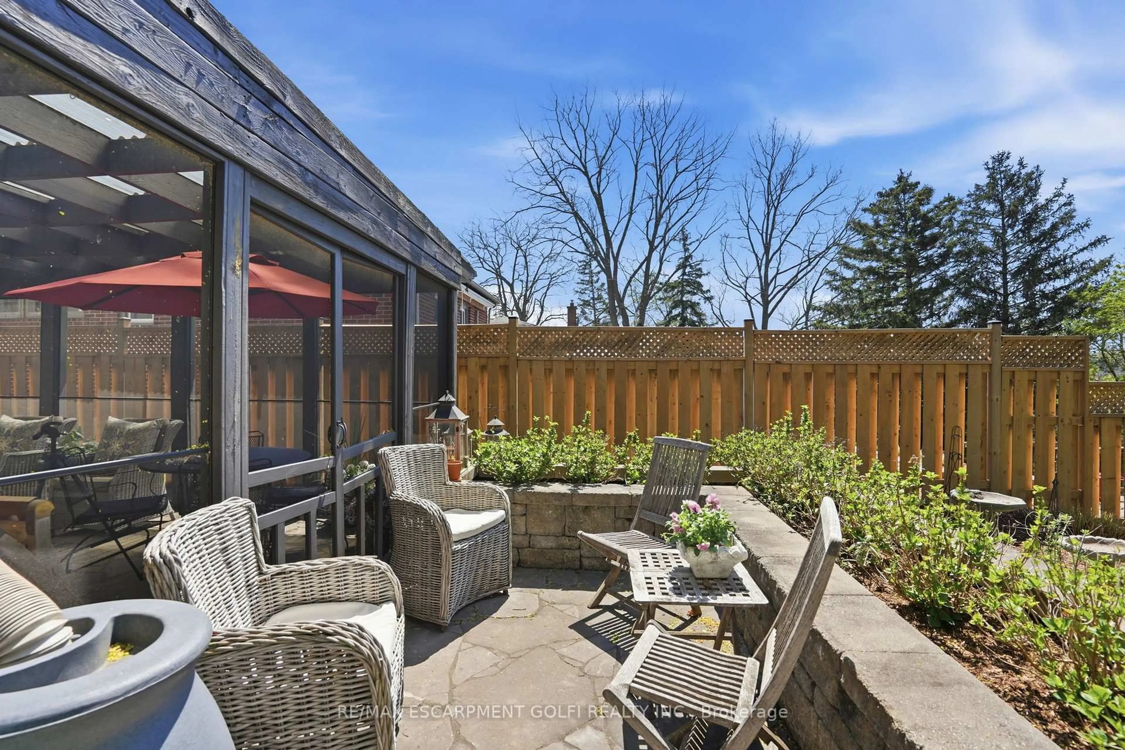 Patio, street for 41 Queen Mary Dr, St. Catharines Ontario L2R 2J3