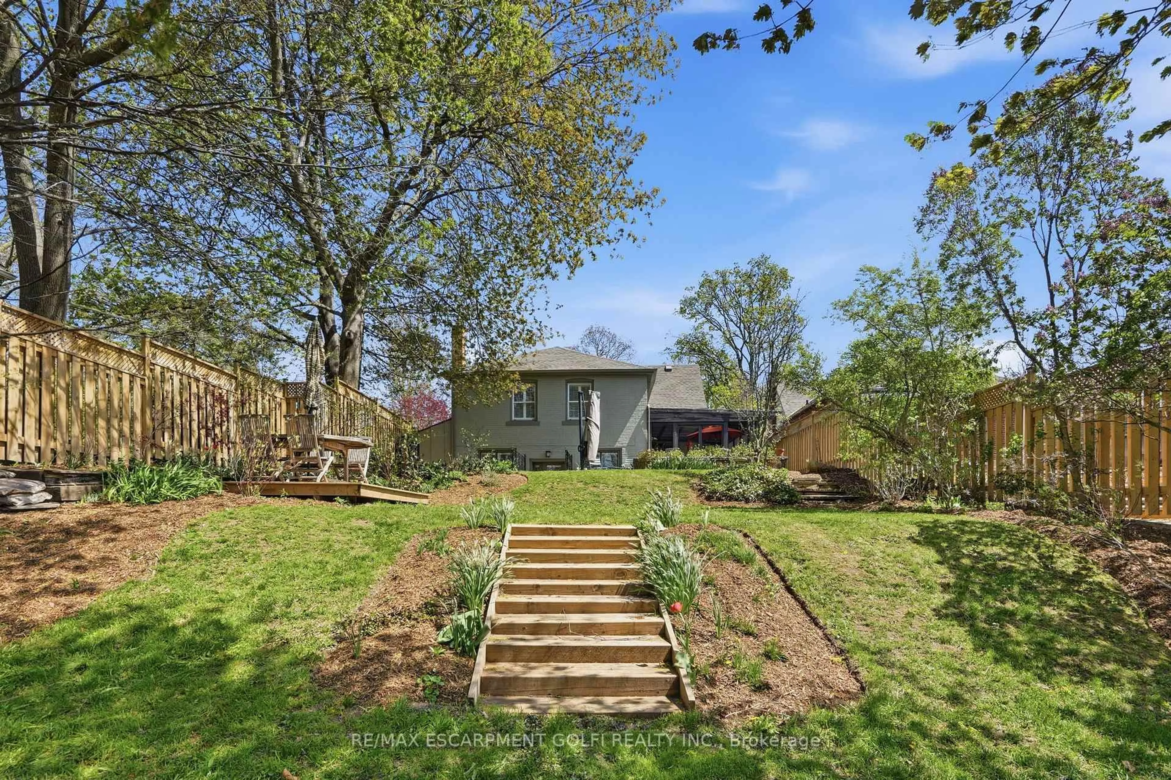 A pic from outside/outdoor area/front of a property/back of a property/a pic from drone, unknown for 41 Queen Mary Dr, St. Catharines Ontario L2R 2J3