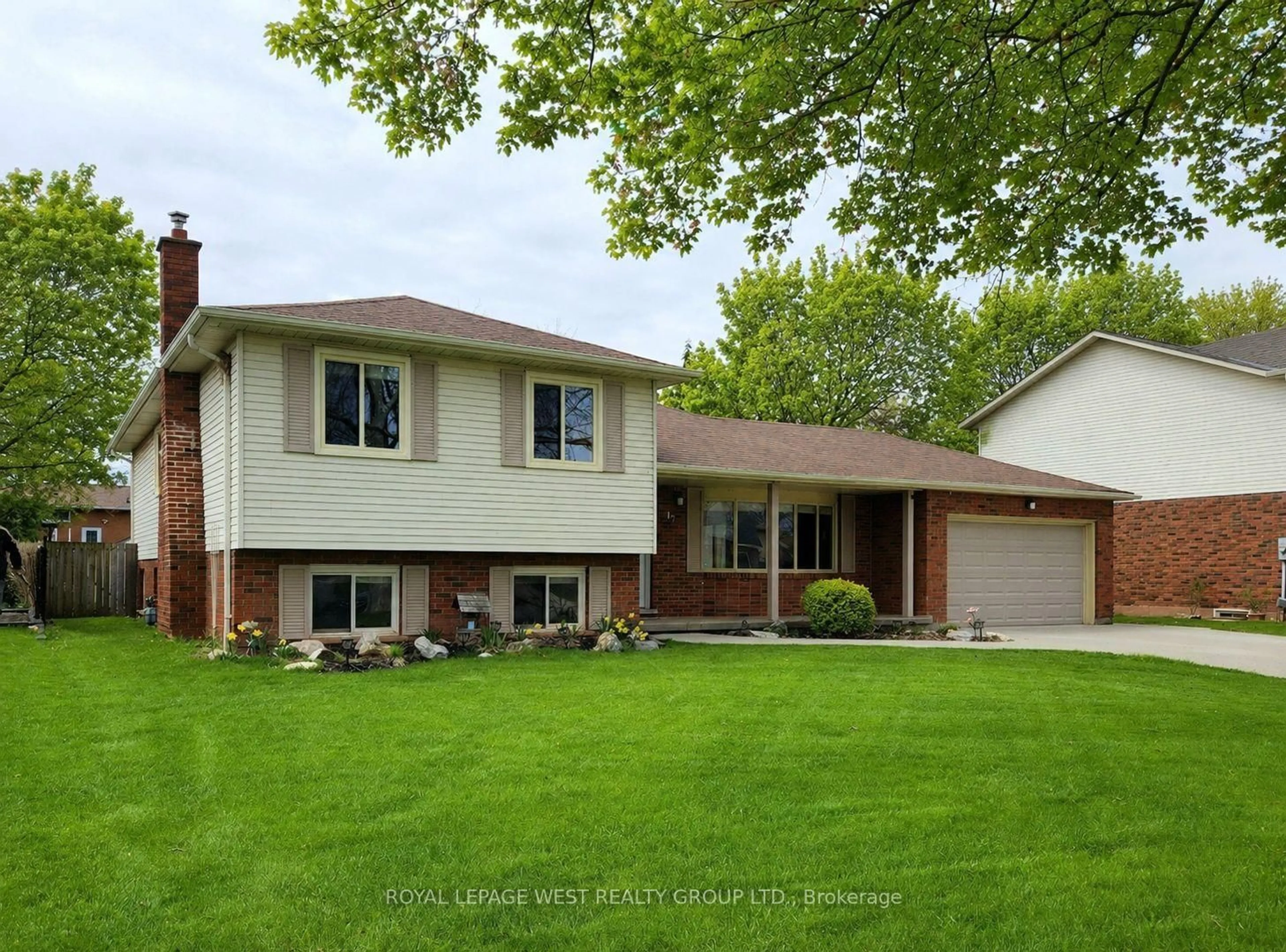 Home with vinyl exterior material, street for 12 Banburry Cres, Grimsby Ontario L3M 4N8