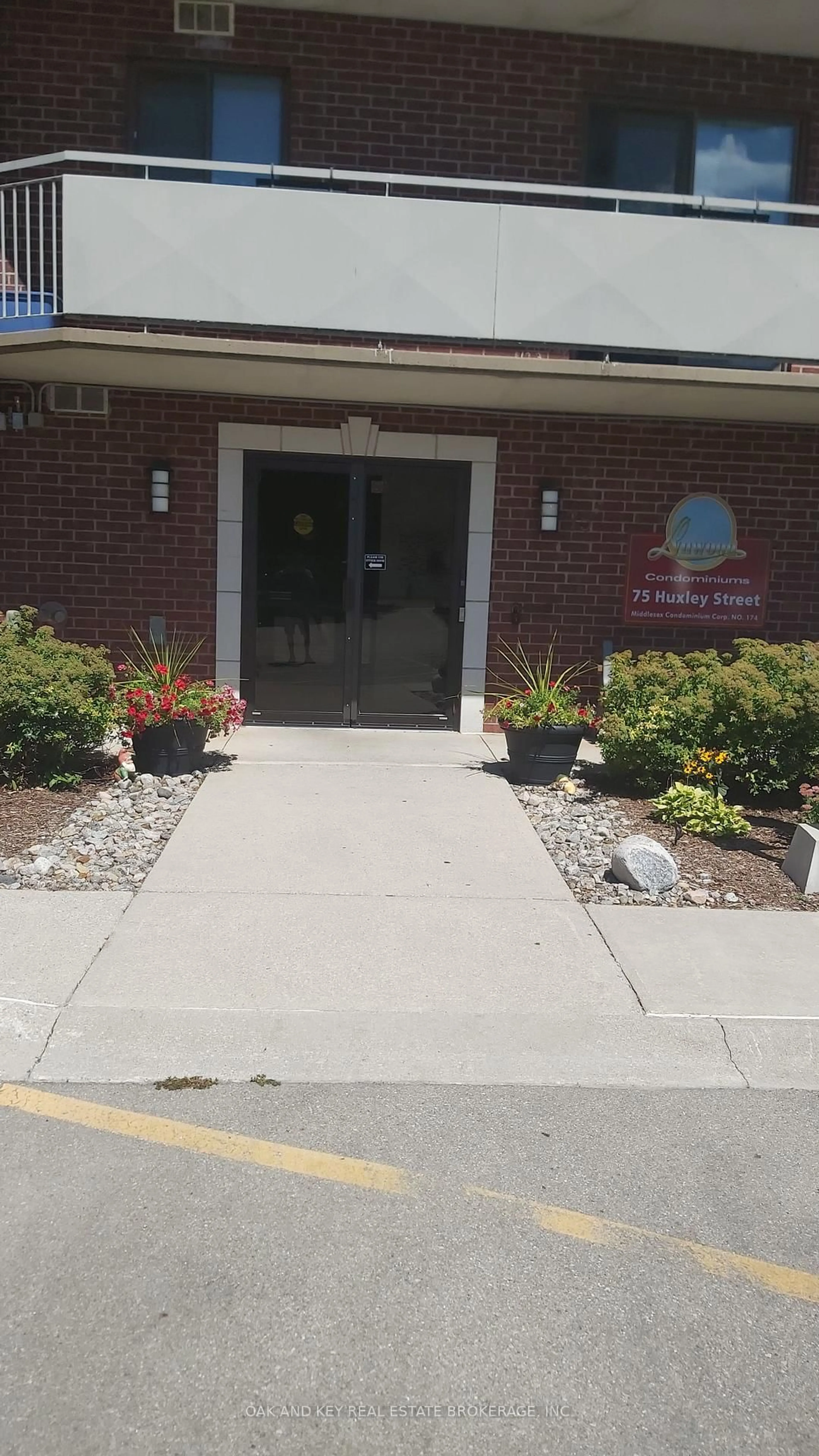 Indoor foyer for 75 Huxley St, London South Ontario N6J 4W7