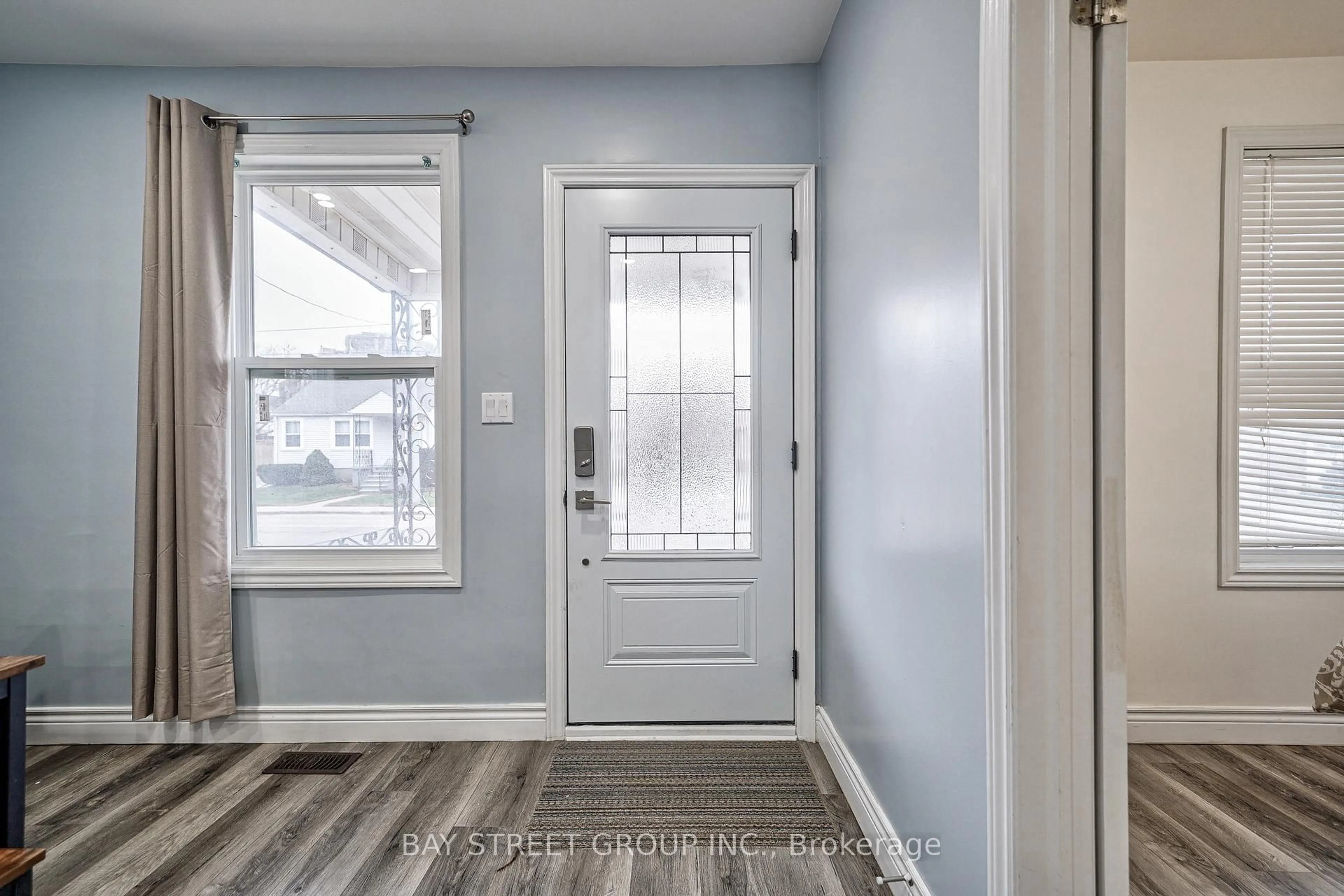 Indoor entryway for 5241 Kitchener St, Niagara Falls Ontario L2G 1B4