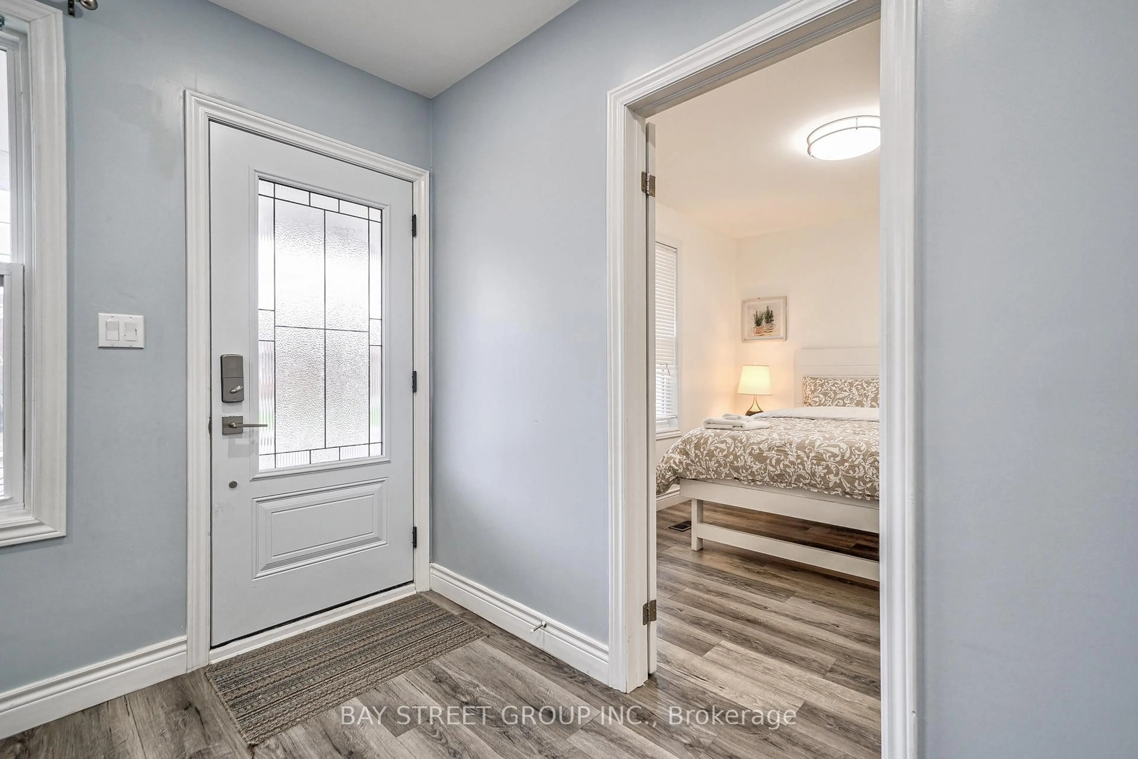 Indoor entryway for 5241 Kitchener St, Niagara Falls Ontario L2G 1B4