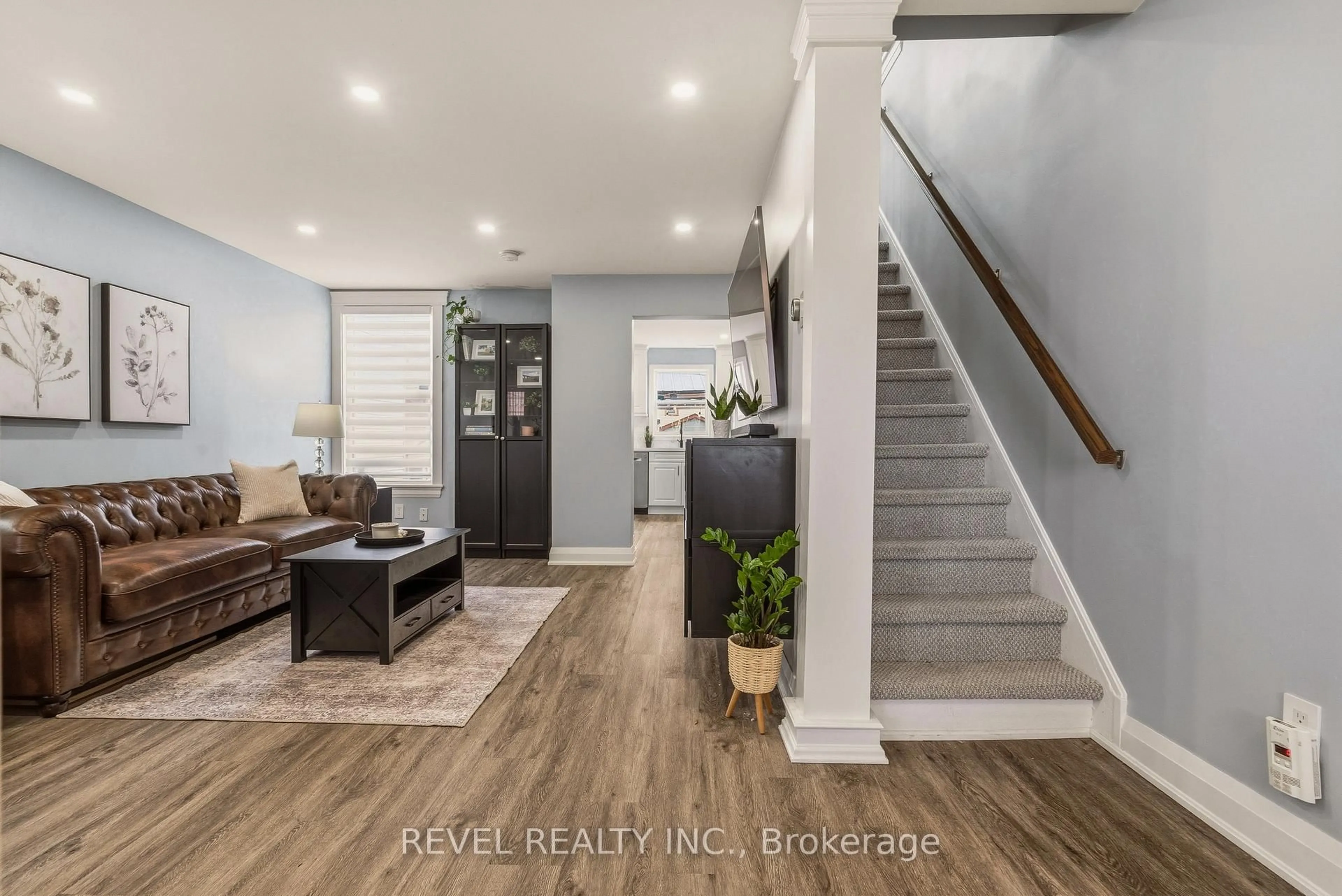 Indoor entryway for 14 Mars Ave, Hamilton Ontario L8L 3V8