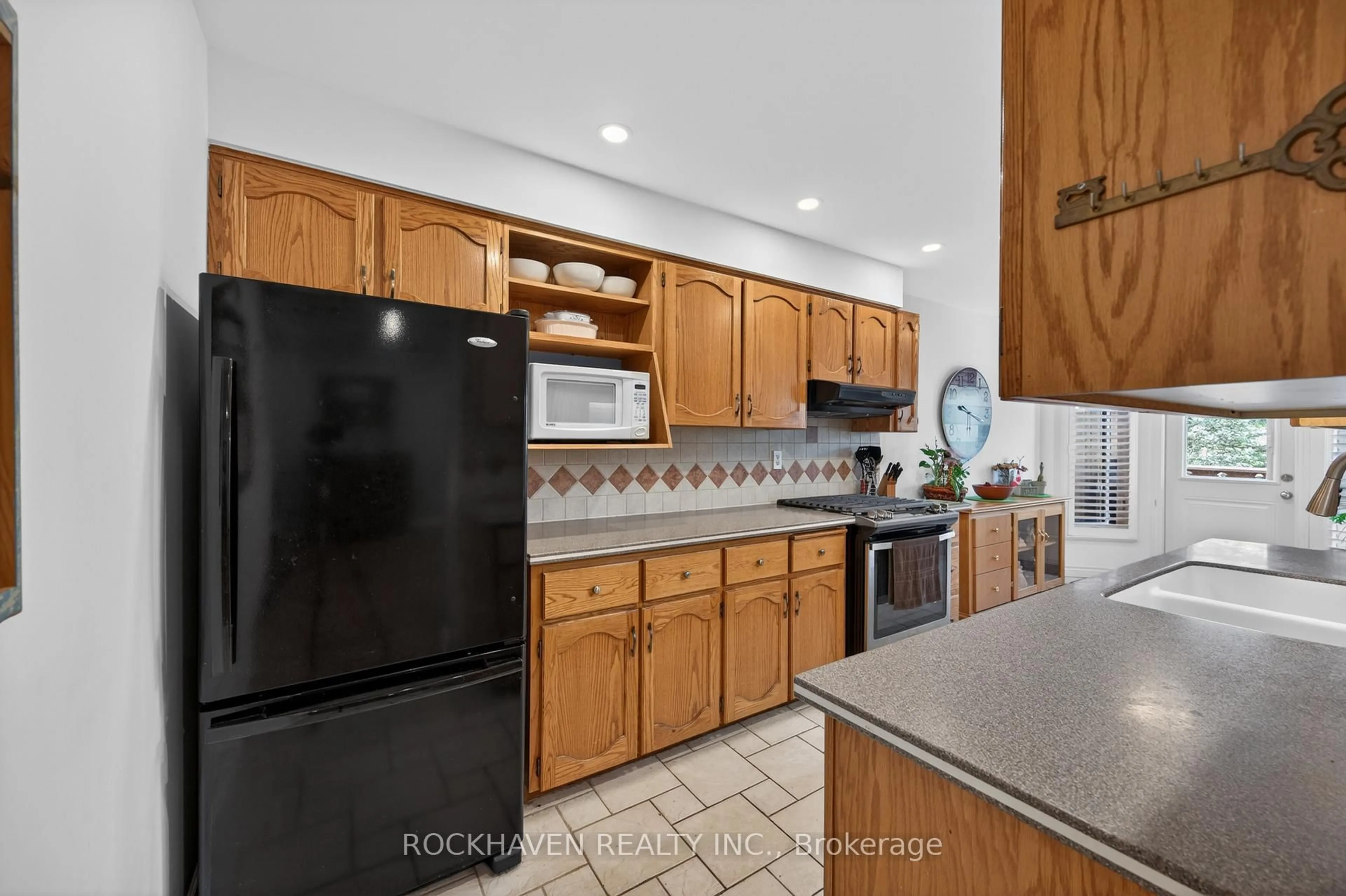Standard kitchen, unknown for 30 Osler Dr #7, Hamilton Ontario L9H 6W1