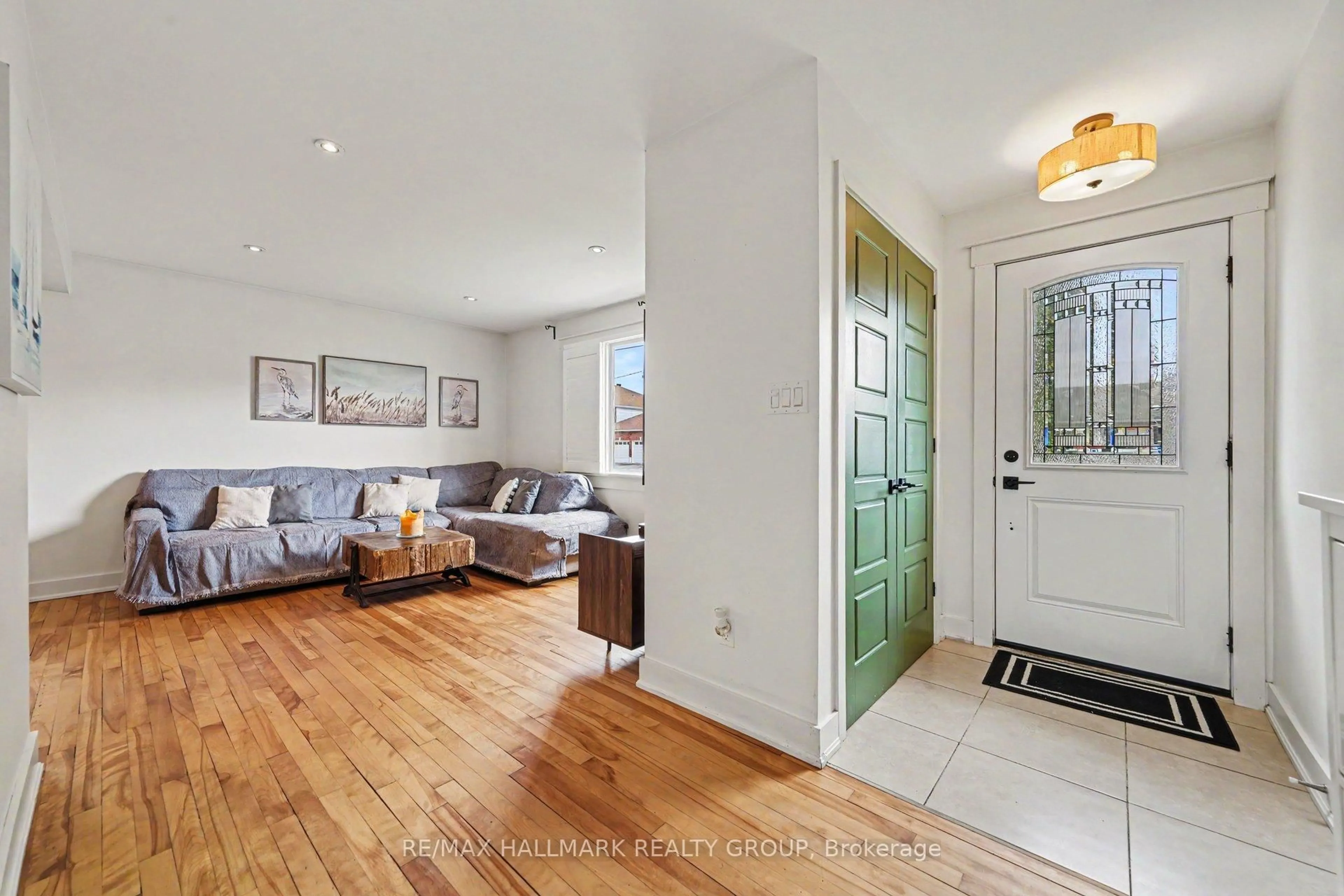 Indoor entryway for 1515 Kingsdale Ave, Ottawa Ontario K1T 1H1