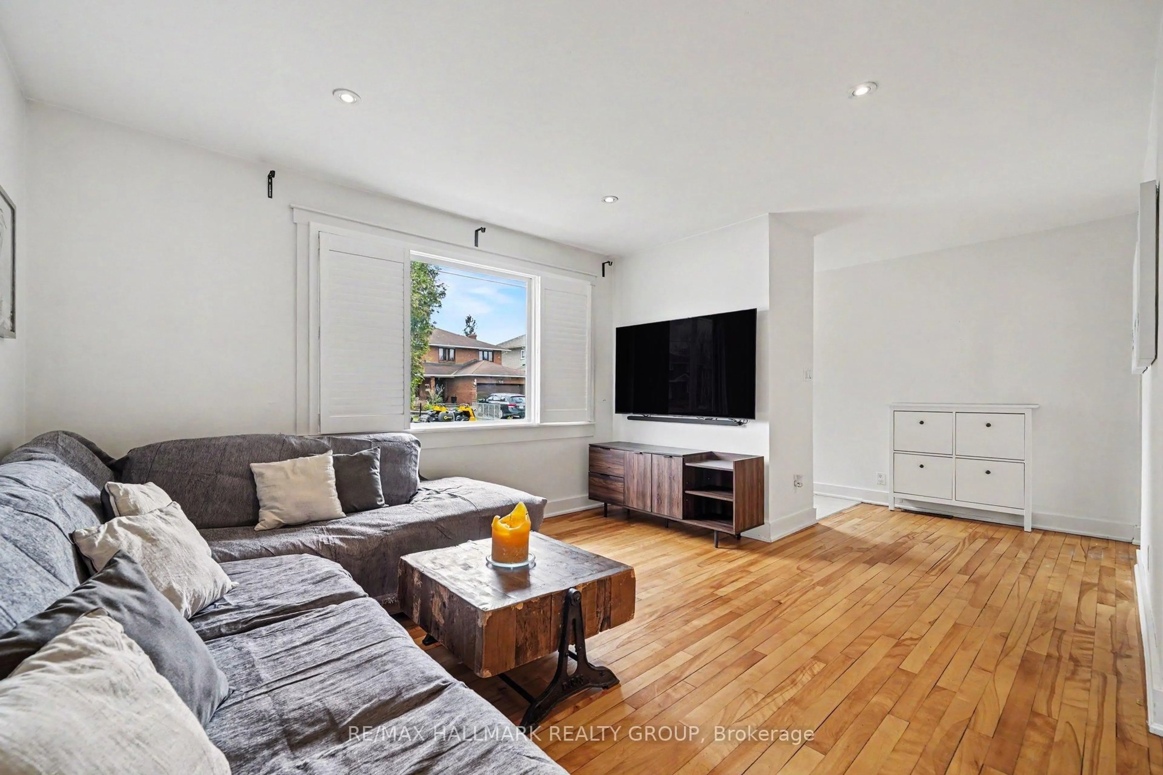 Living room with furniture, unknown for 1515 Kingsdale Ave, Ottawa Ontario K1T 1H1