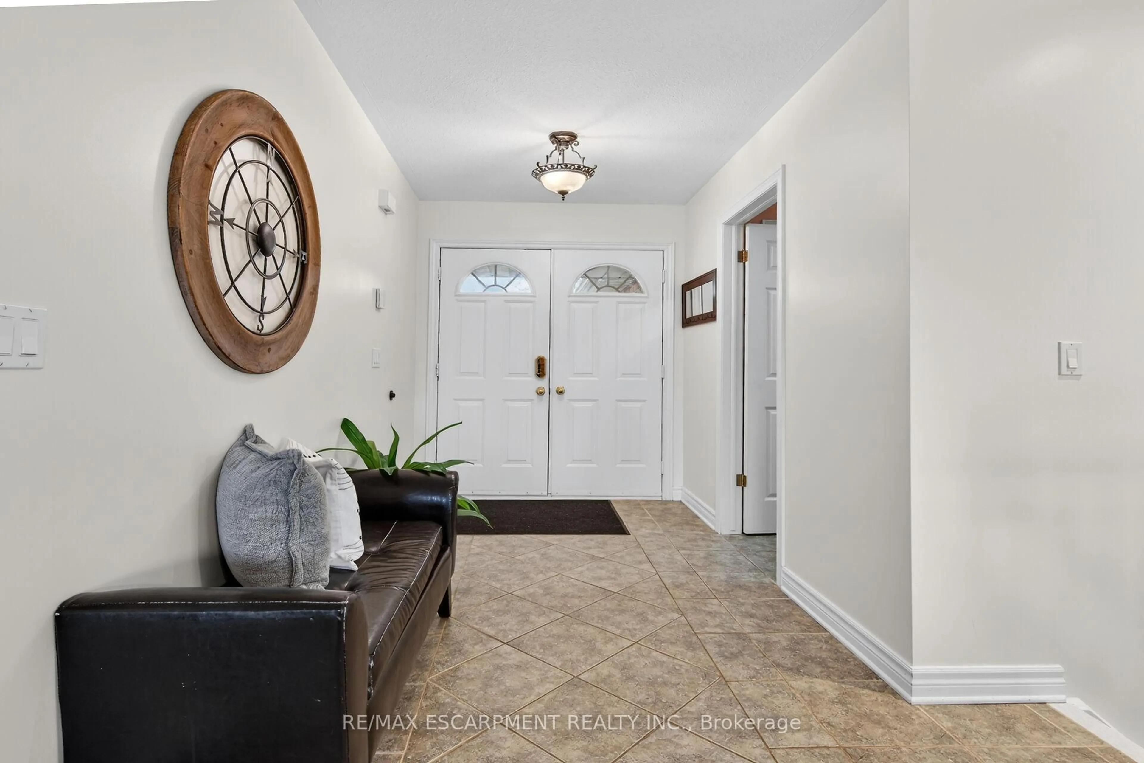 Indoor entryway for 8151 Hwy 3, Haldimand Ontario N1A 2W4