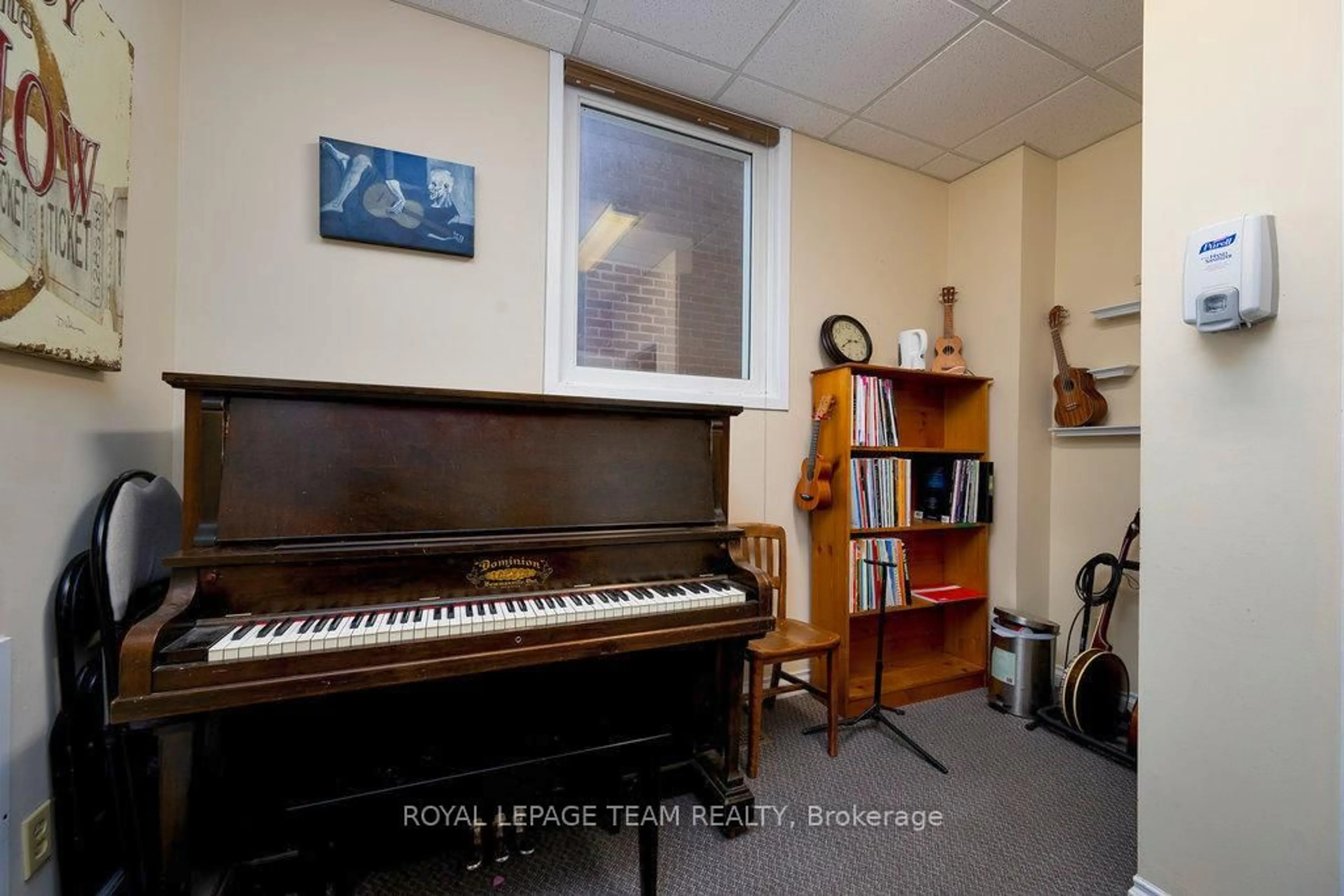 A pic of a room for 422 Donald B Munro Dr, Carp Ontario K0A 1L0