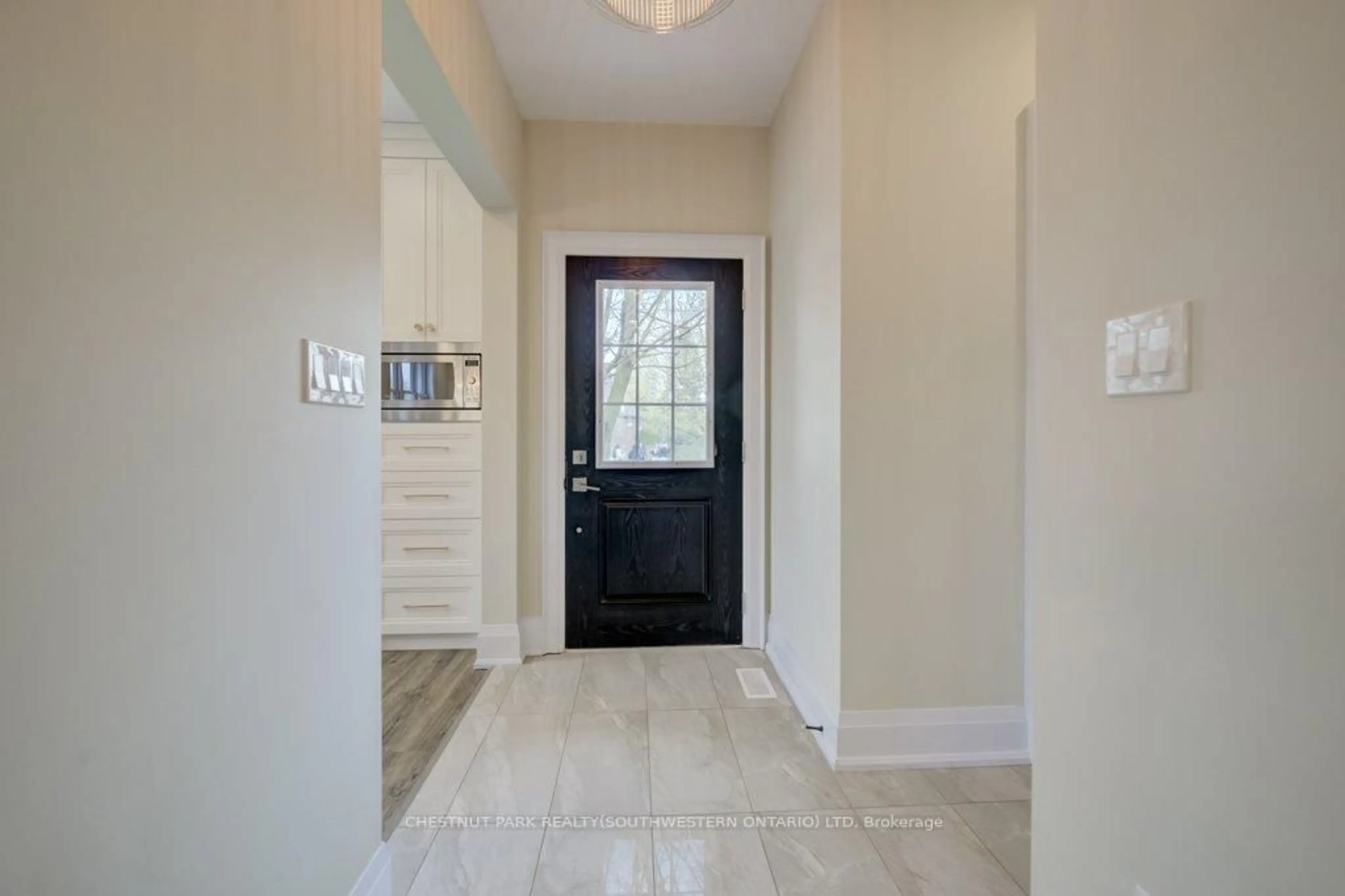 Indoor entryway for 91 Albert St, Waterloo Ontario N2L 3S6