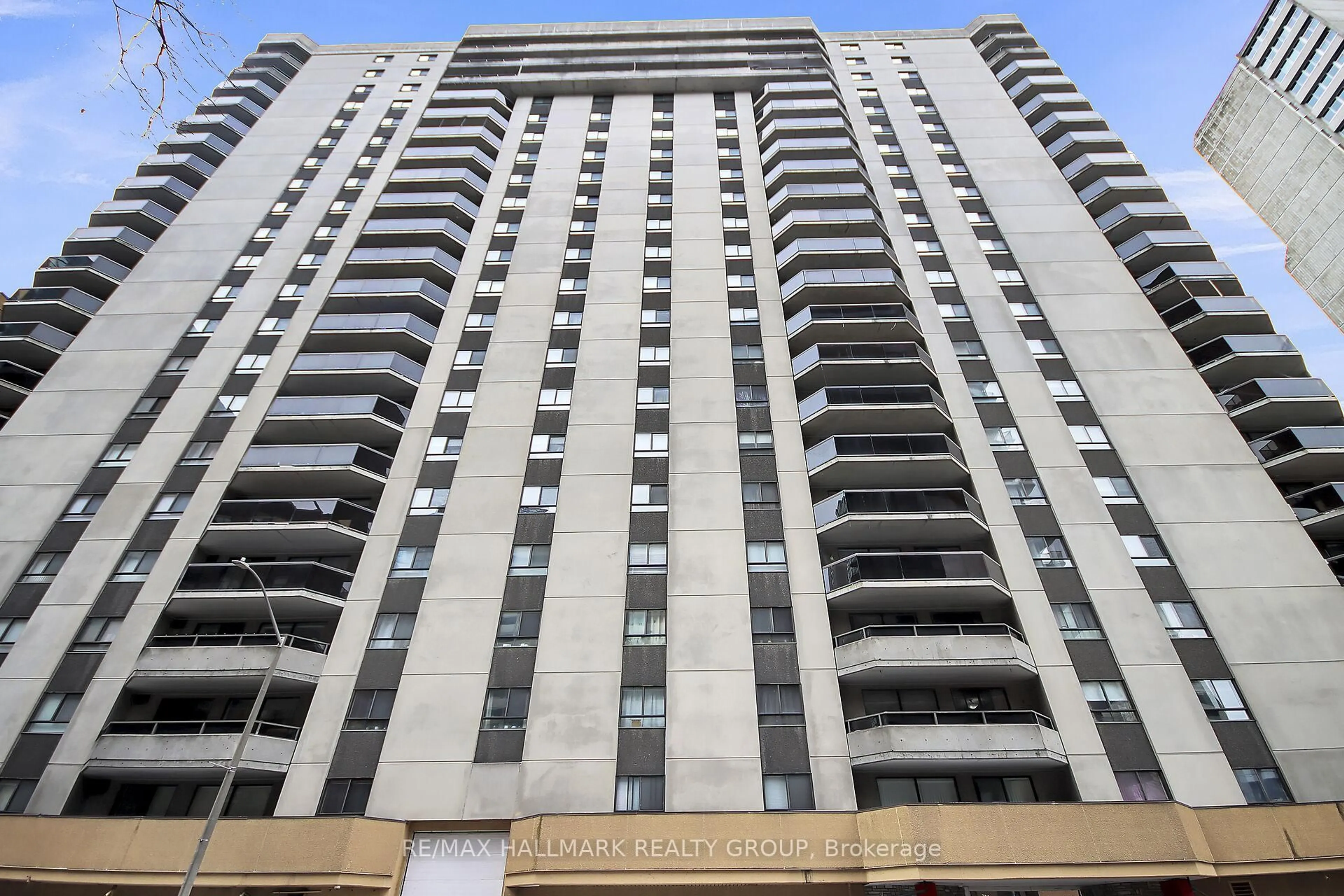 Indoor foyer for 470 Laurier Ave #503, Ottawa Ontario K1R 7W9