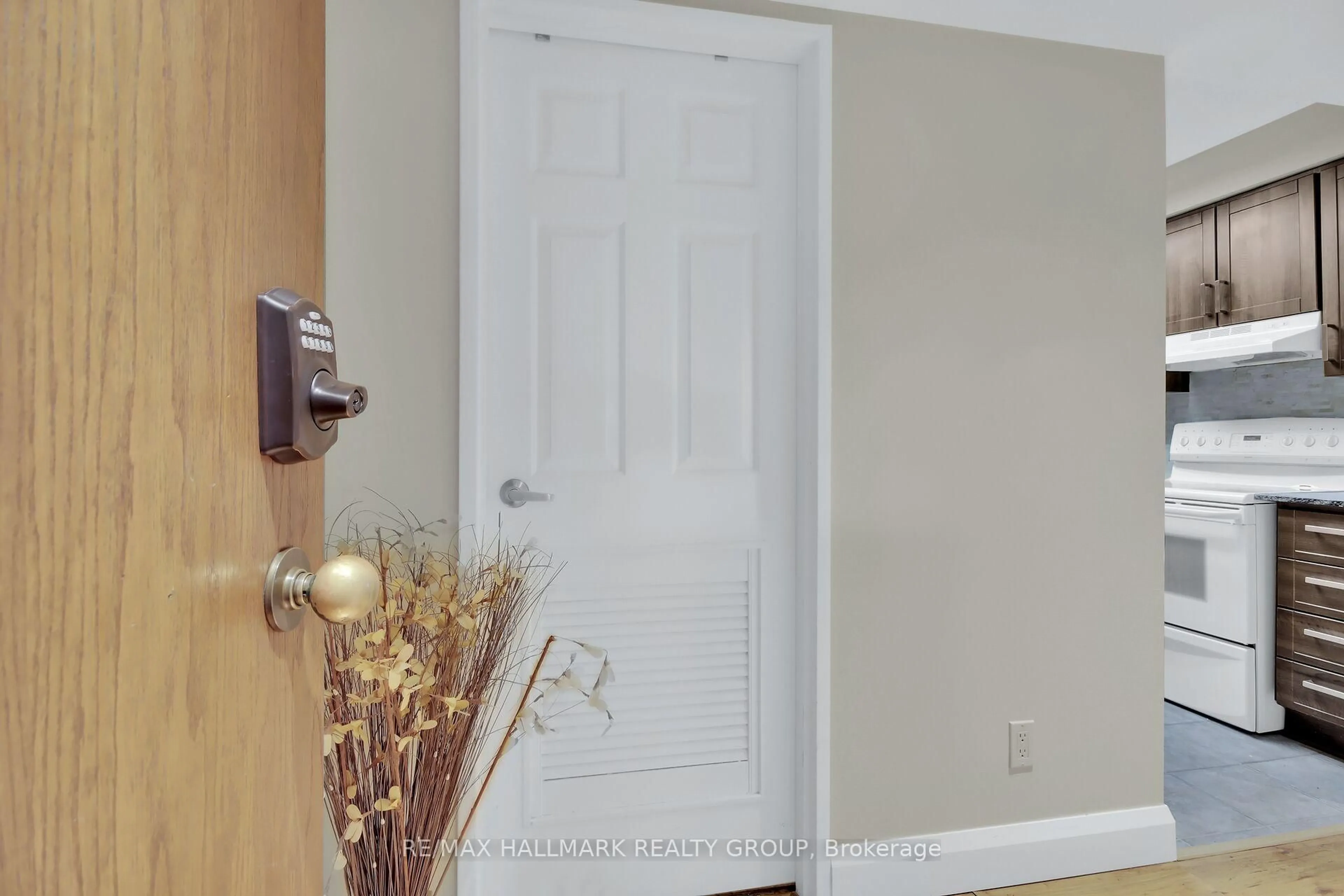 Indoor entryway for 470 Laurier Ave #503, Ottawa Ontario K1R 7W9