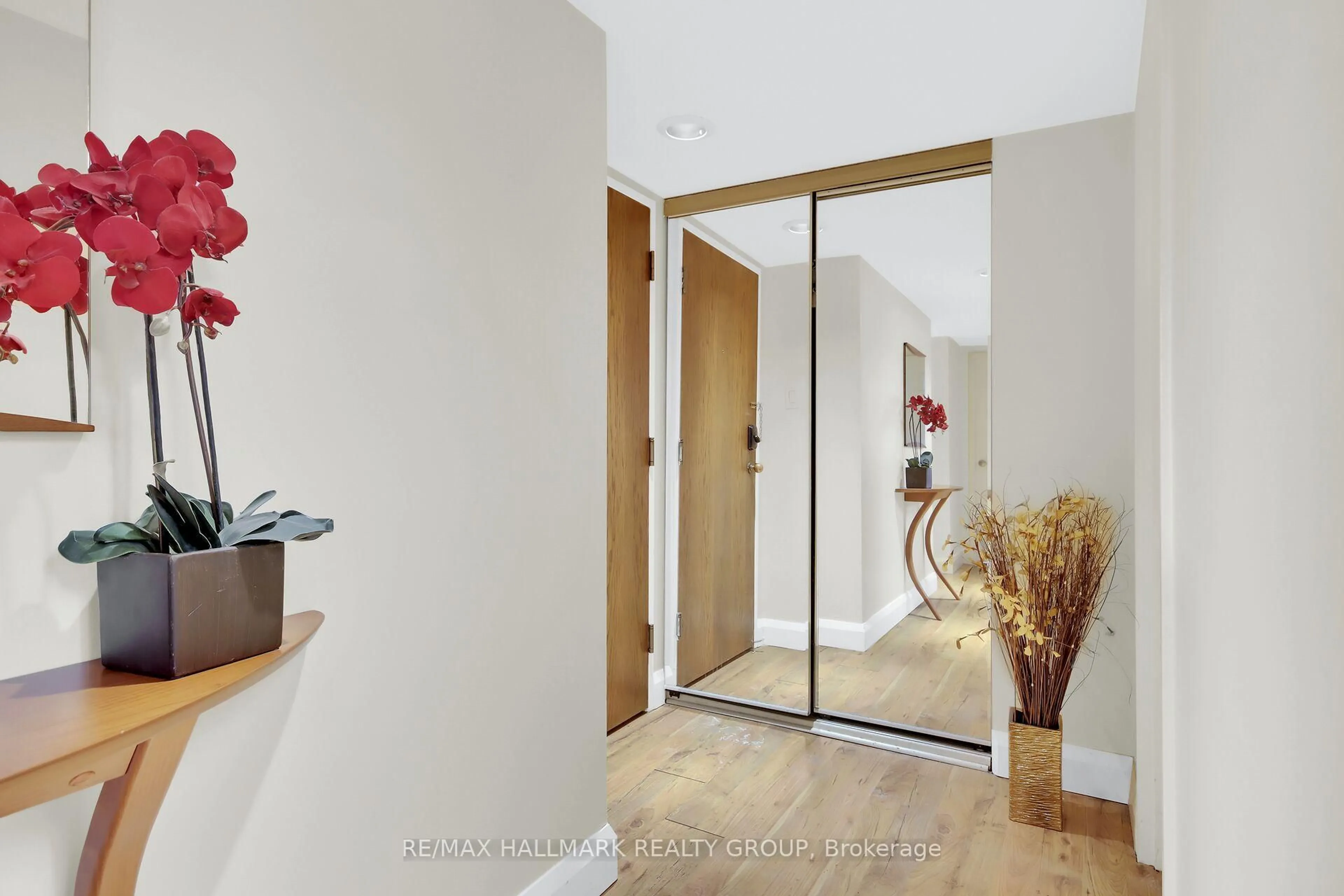 Indoor foyer for 470 Laurier Ave #503, Ottawa Ontario K1R 7W9