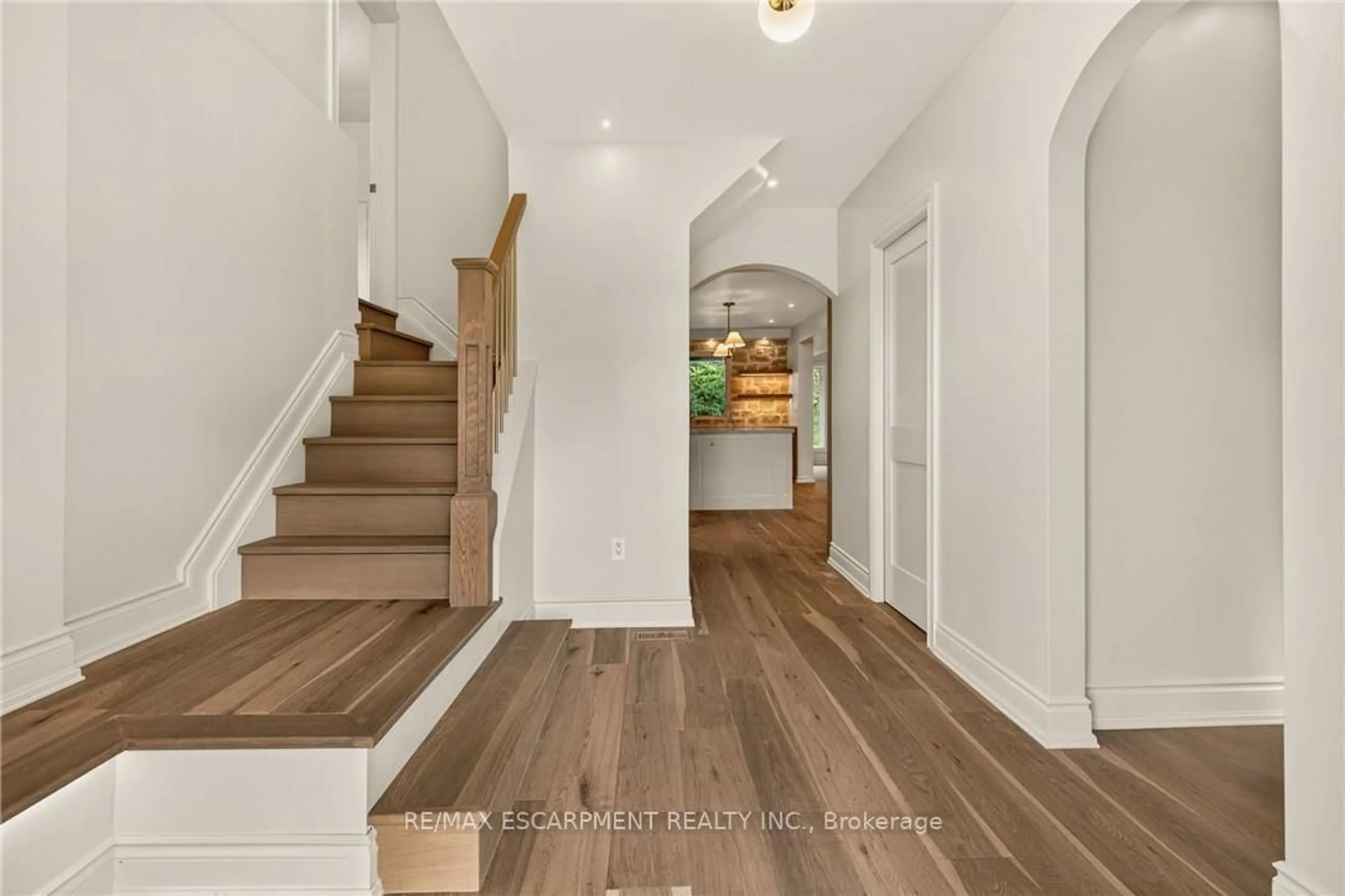 Indoor entryway for 393 HESS St, Hamilton Ontario L8P 3R2