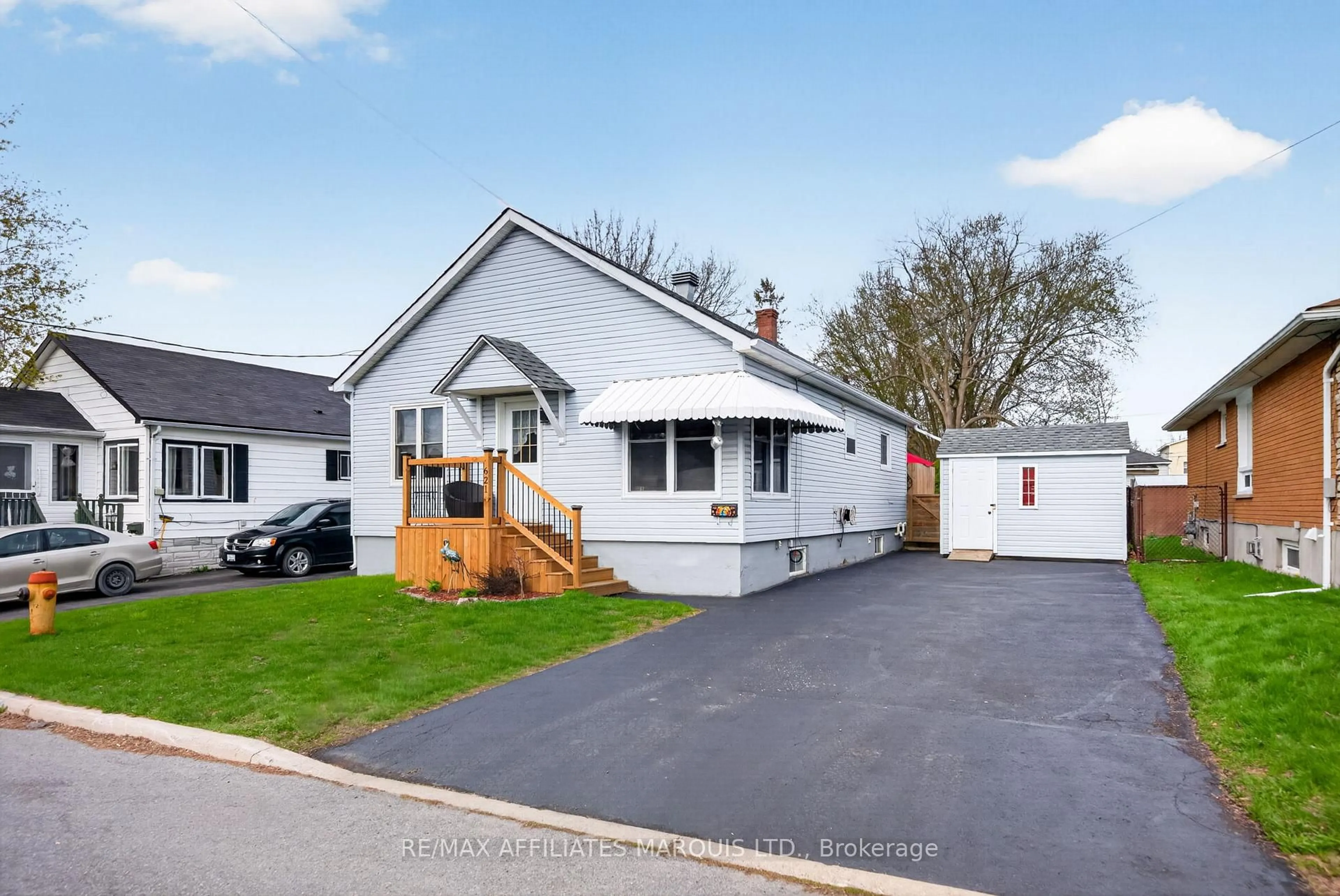 A pic from outside/outdoor area/front of a property/back of a property/a pic from drone, street for 621 Grantwood Ave, Cornwall Ontario K6H 3V3