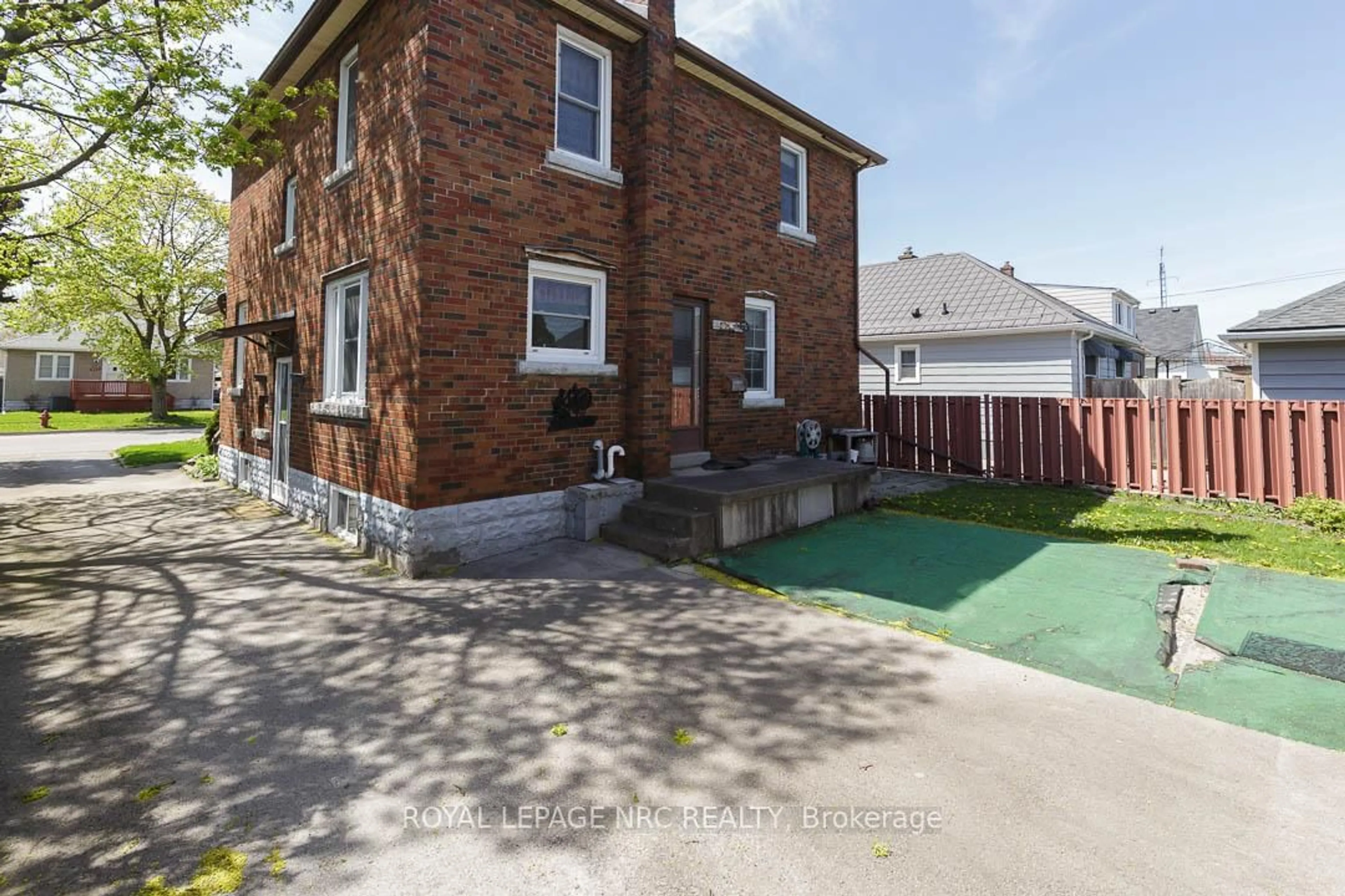A pic from outside/outdoor area/front of a property/back of a property/a pic from drone, street for 248 Wallace Ave, Welland Ontario L3B 1R6