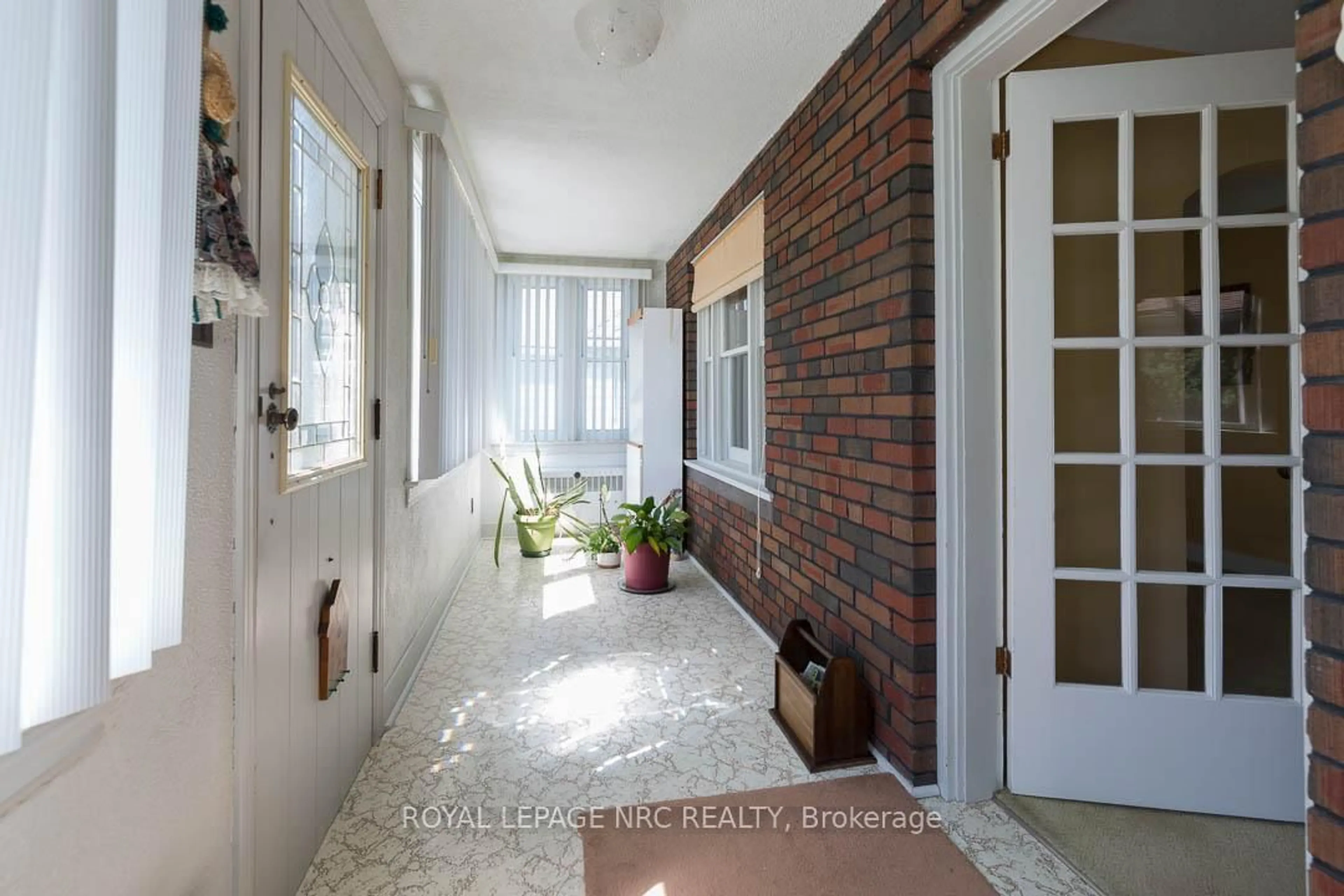 Indoor entryway for 248 Wallace Ave, Welland Ontario L3B 1R6