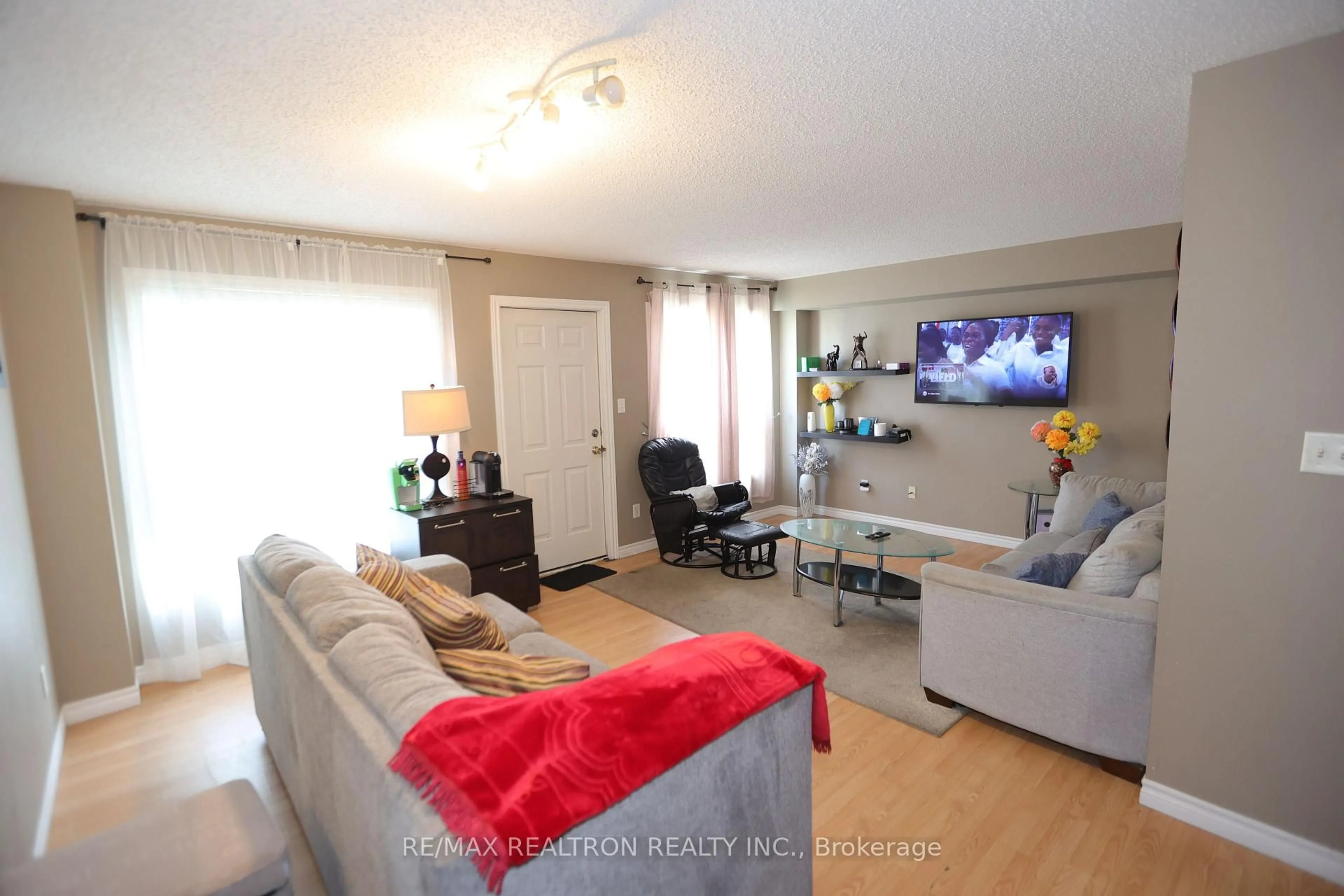 Living room with furniture, wood/laminate floor for 600 SARNIA Rd #18, London North Ontario N6G 5M4