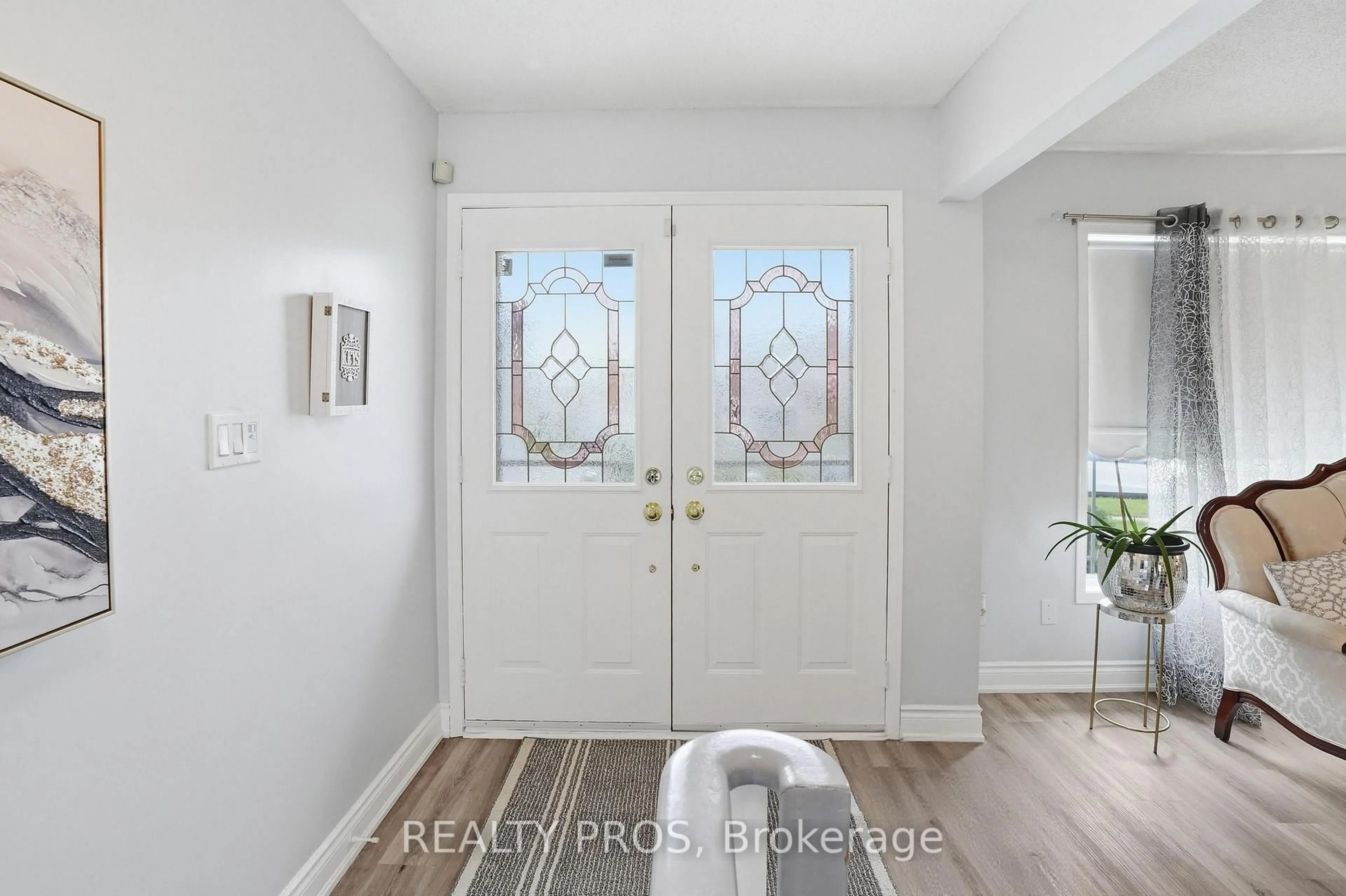 Indoor entryway for 38 Pebble Beach Crt, Woodstock Ontario N4S 8X2