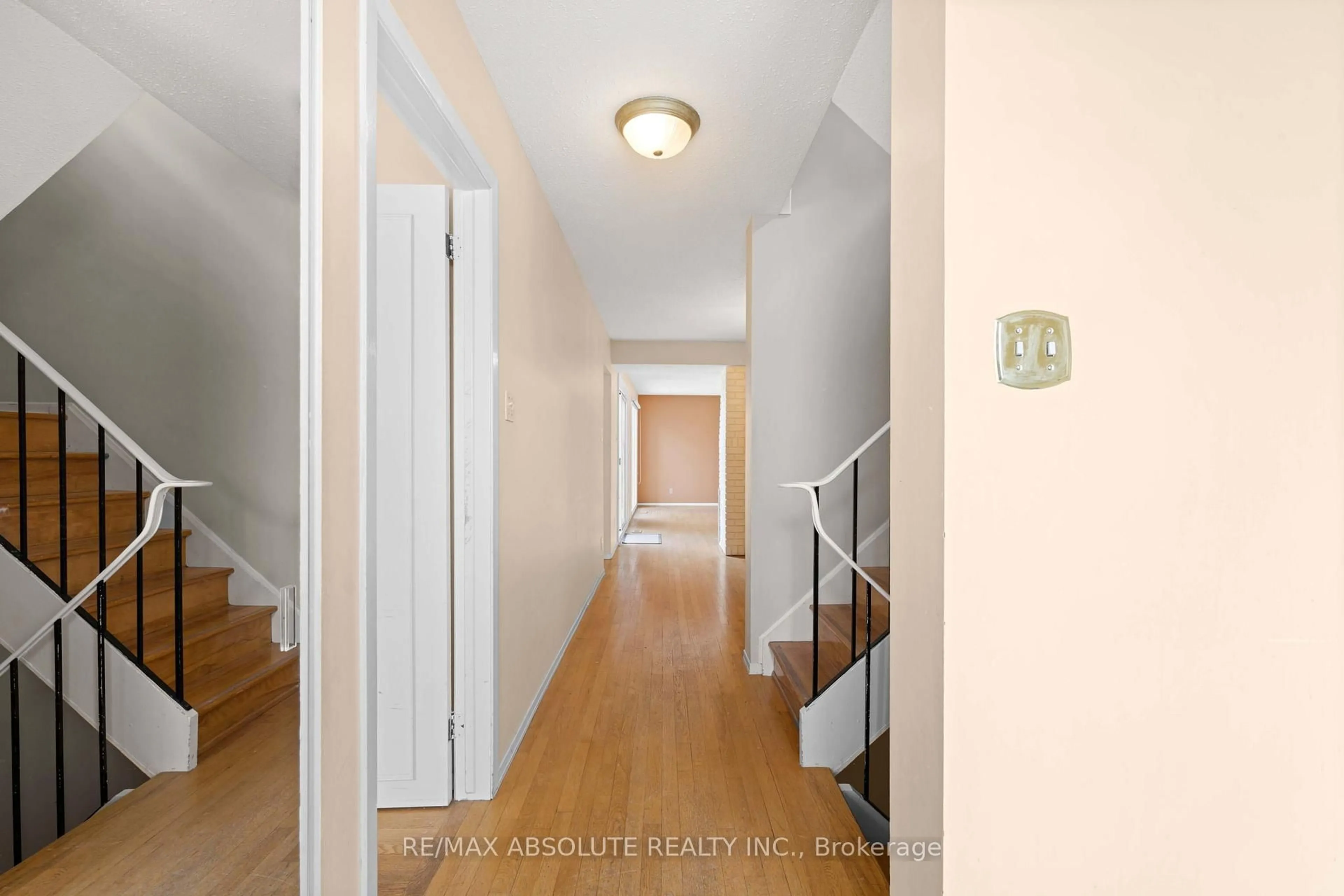Indoor foyer for 29C Varley Dr #C, Ottawa Ontario K2K 1G4