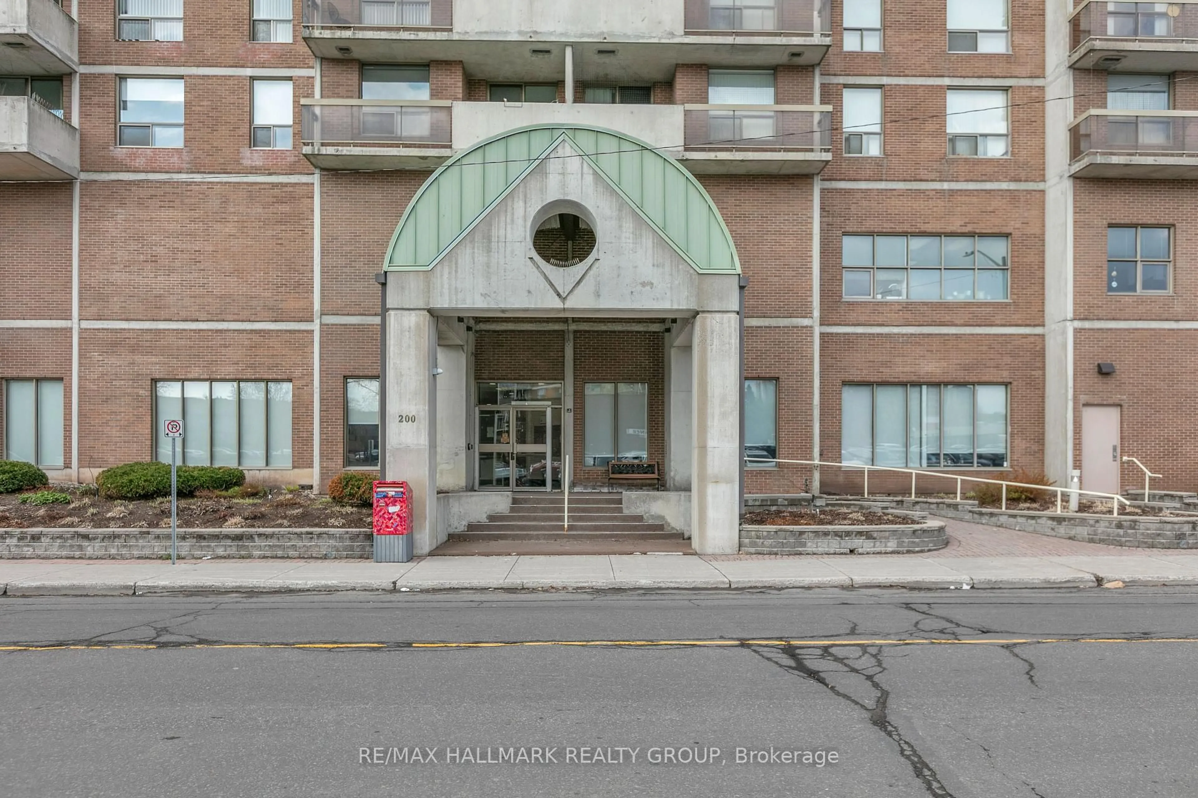 Indoor foyer for 200 Lafontaine Ave #401, Ottawa Ontario K1L 8K8