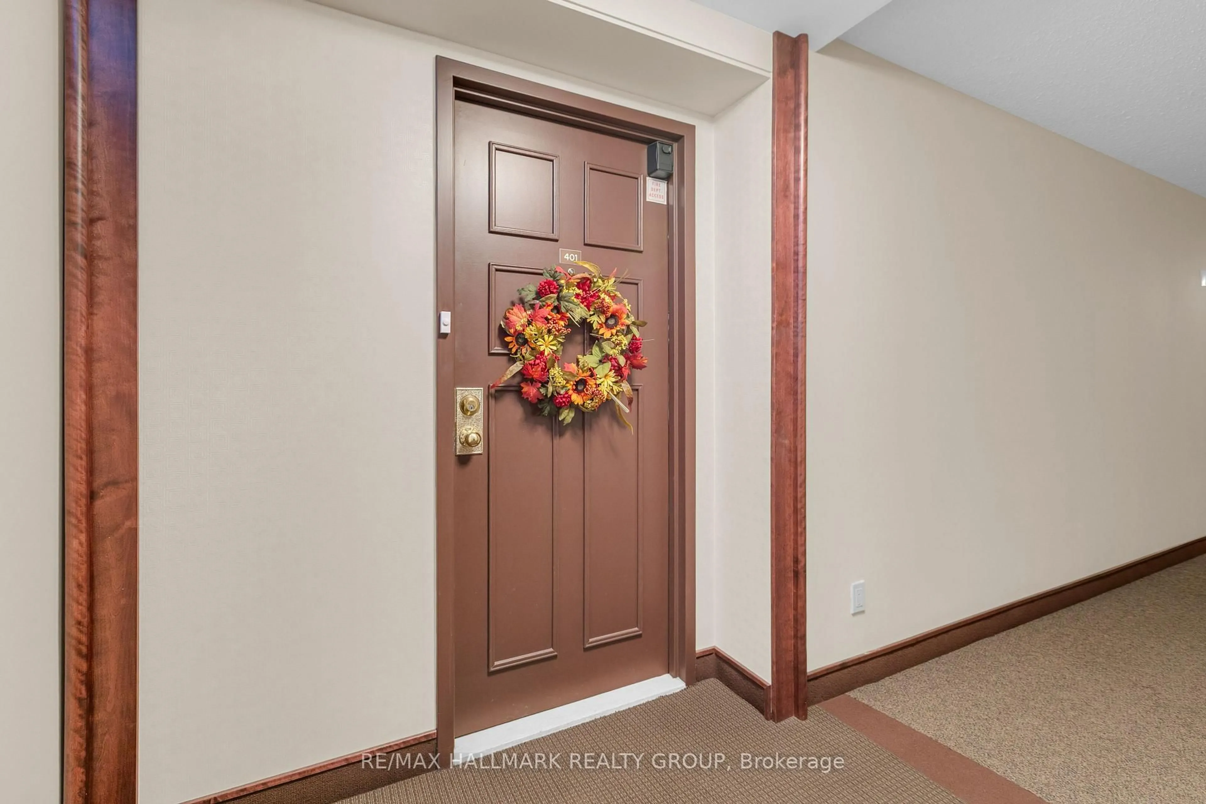 Indoor entryway for 200 Lafontaine Ave #401, Ottawa Ontario K1L 8K8