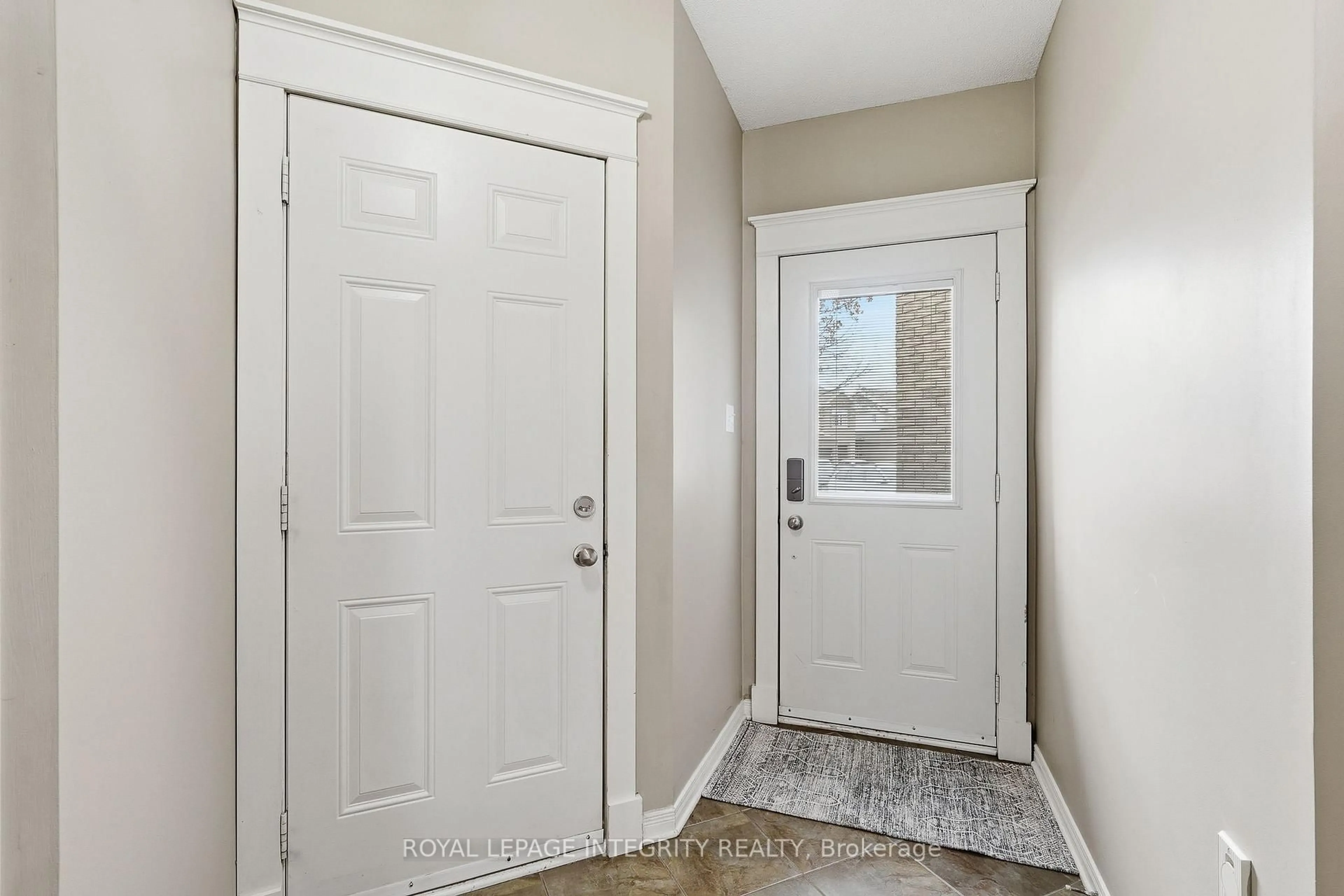 Indoor entryway for 1073 Brasseur Cres, Ottawa Ontario K4A 5A1