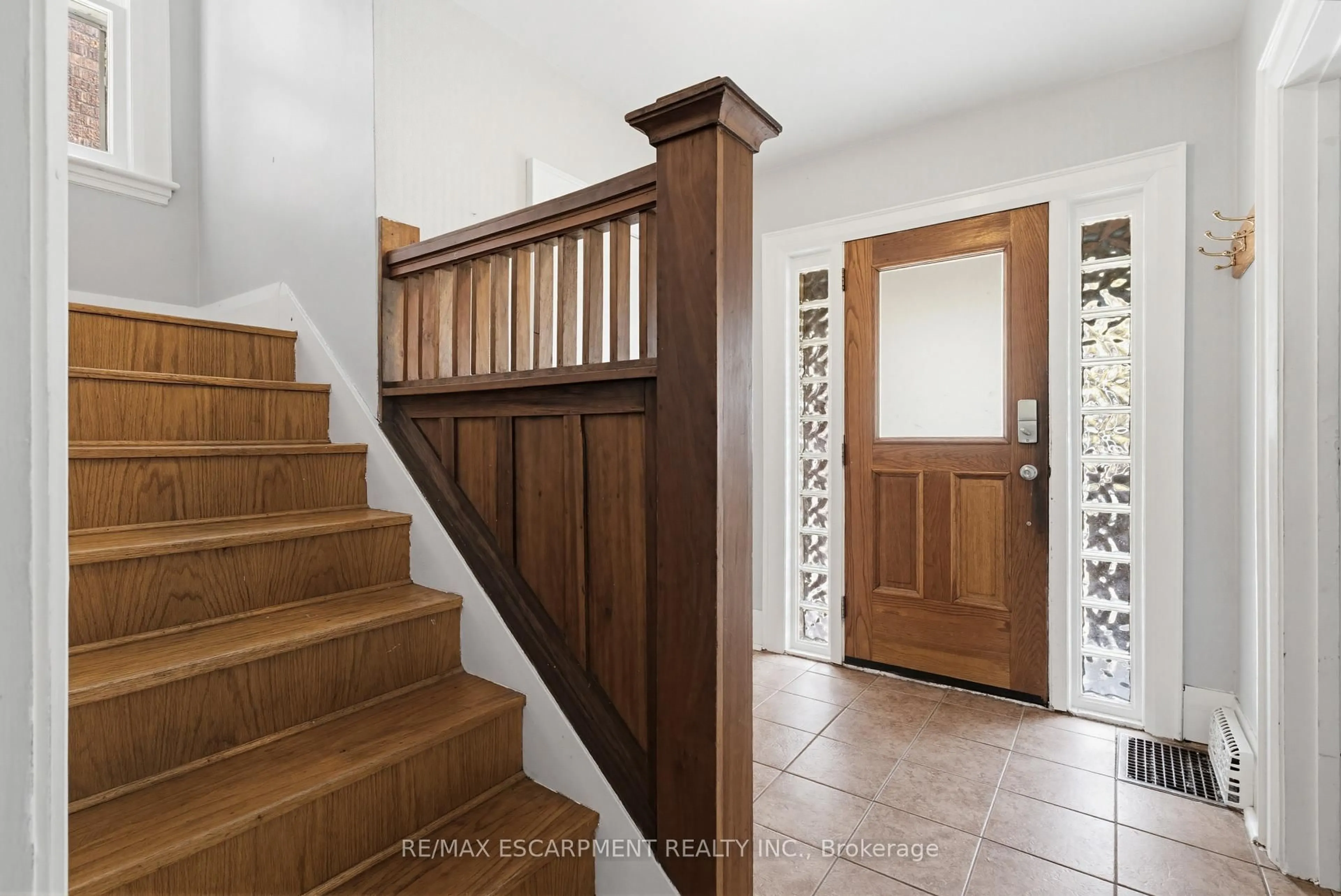 Indoor entryway for 84 South Oval, Hamilton Ontario L8S 1R1