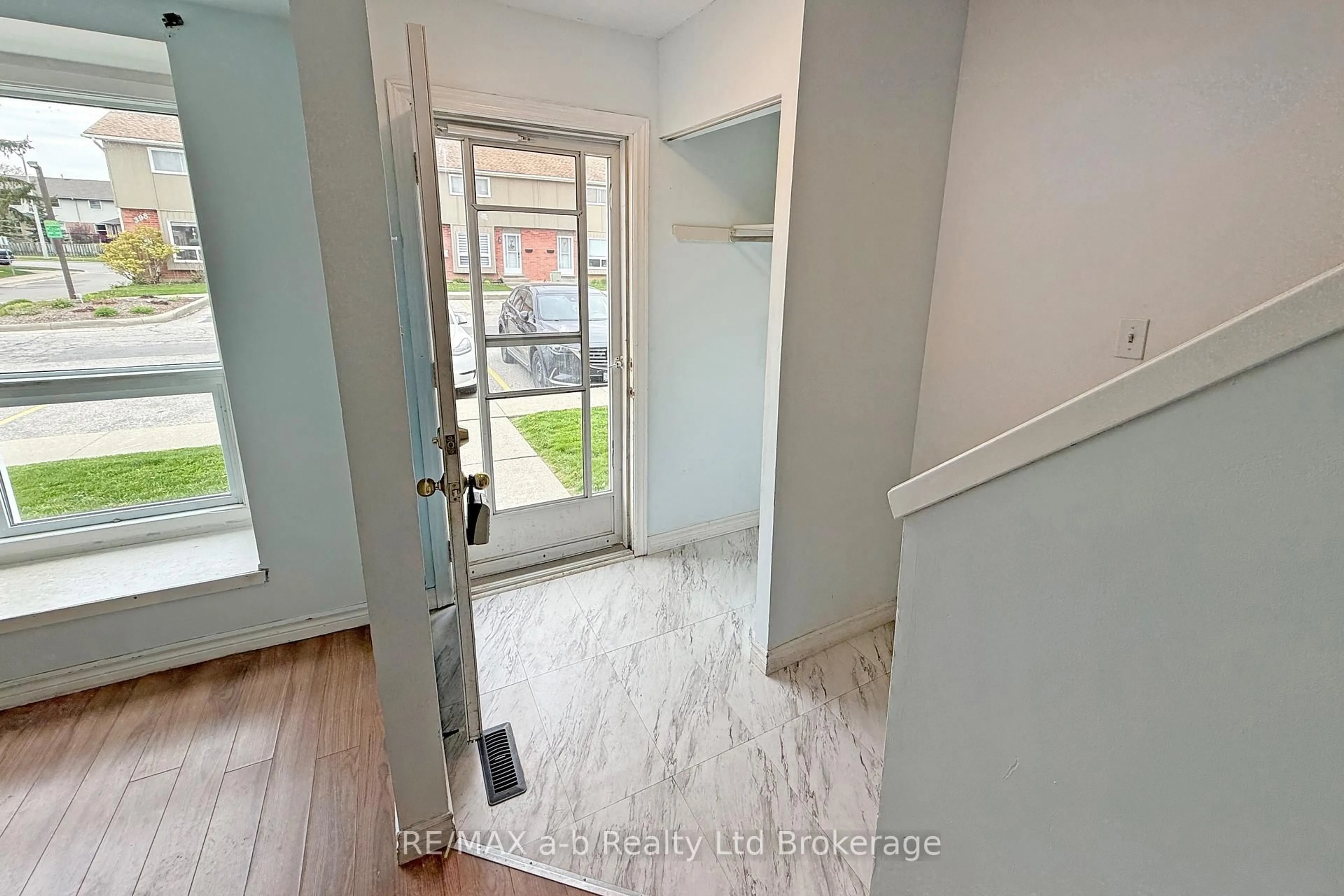 Indoor entryway for 394 Springbank Ave #4, Woodstock Ontario N4T 1L1
