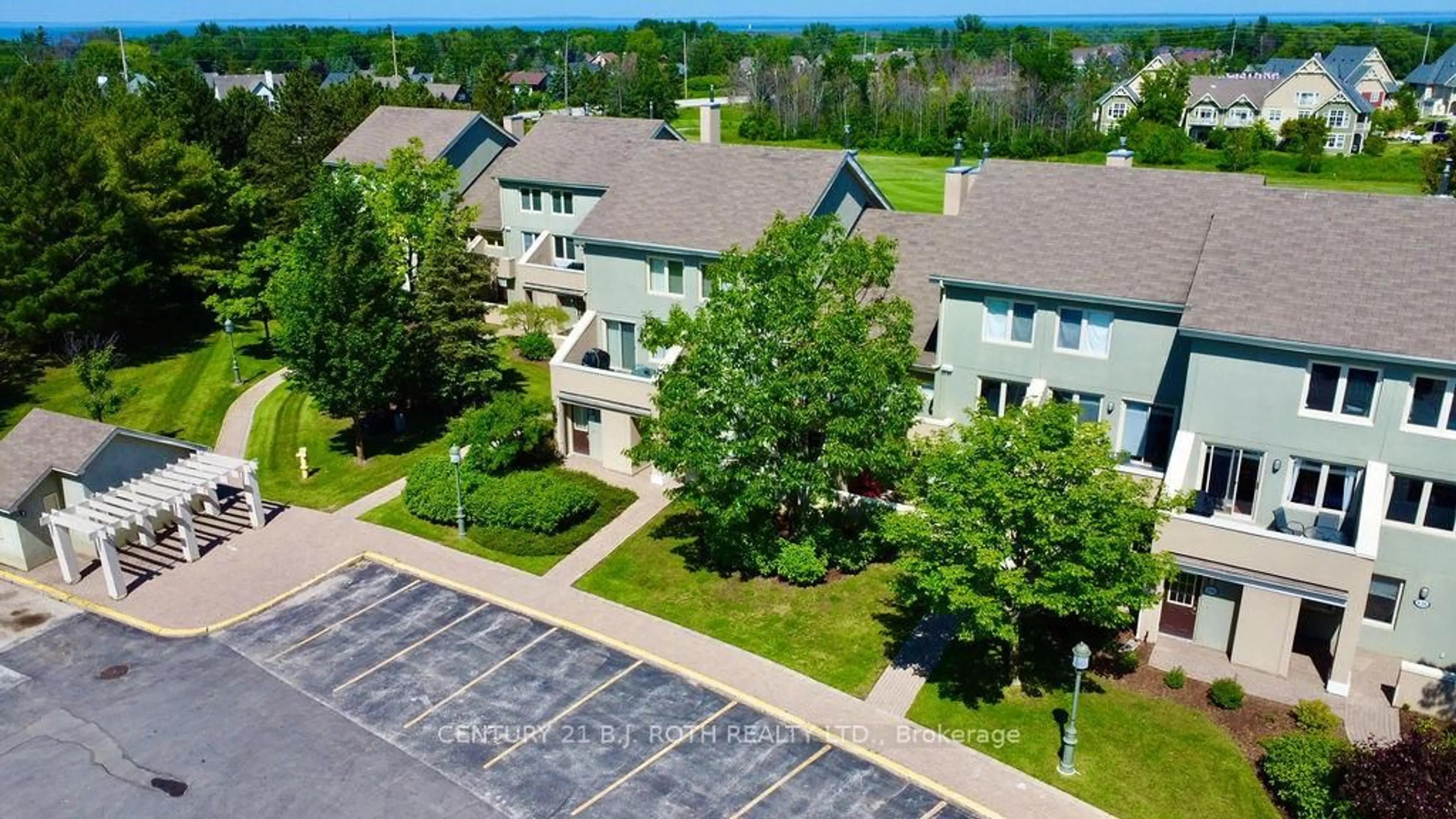 A pic from outside/outdoor area/front of a property/back of a property/a pic from drone, unknown for 107 Wintergreen Pl #127, Blue Mountains Ontario L9Y 0P8