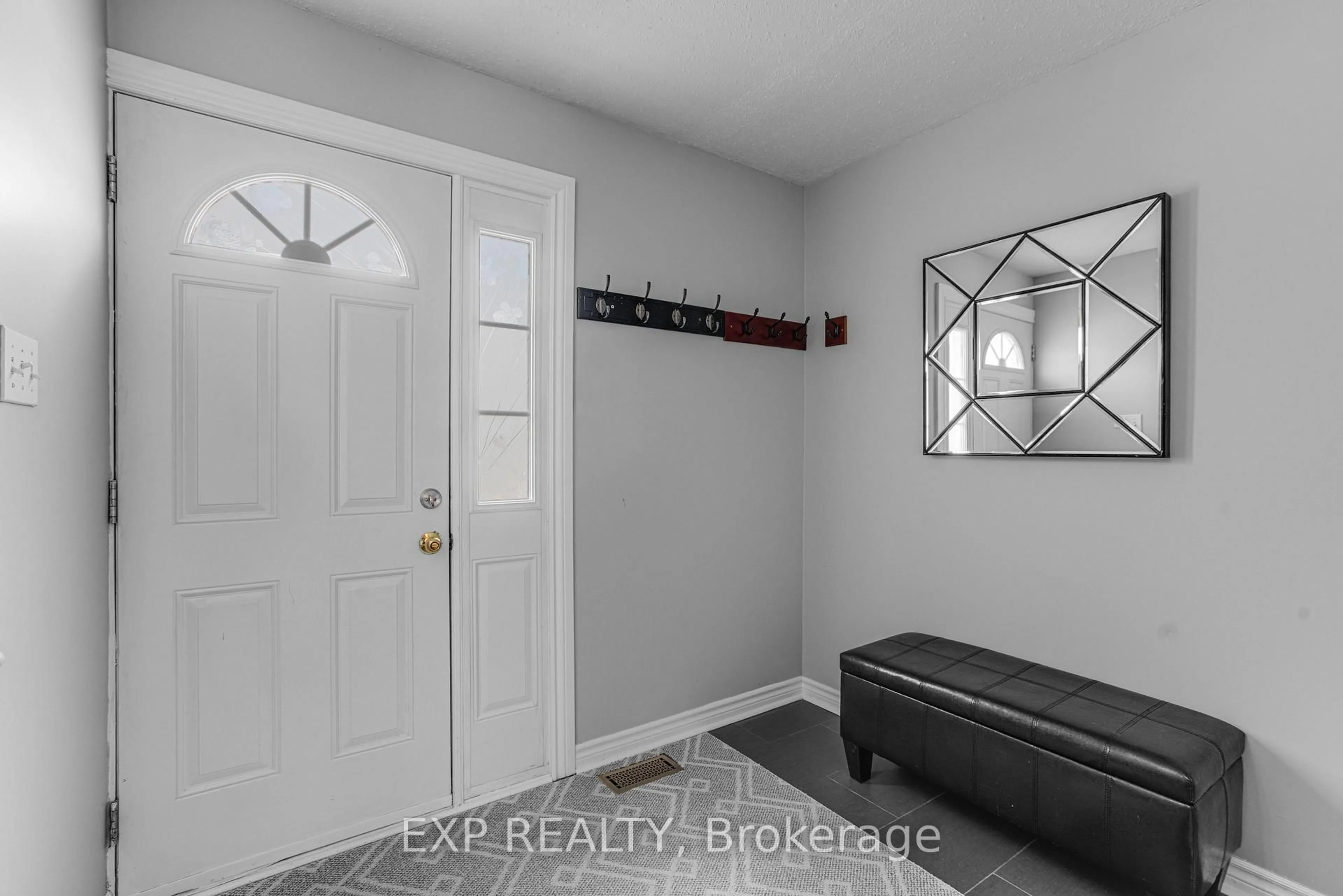 Indoor entryway for 3565 Downpatrick Rd #28, Ottawa Ontario K1V 8T3