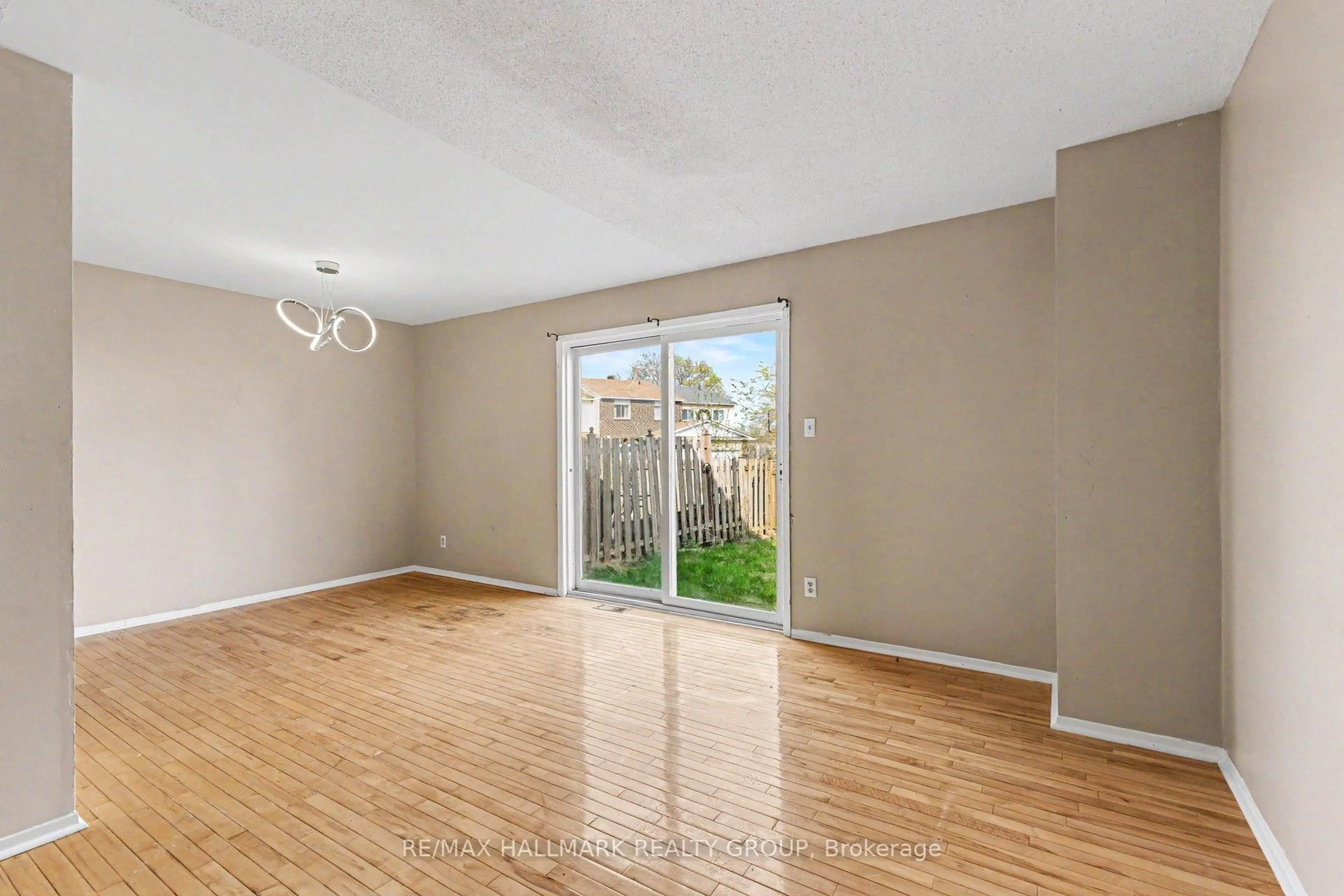 A pic of a room for 16 Sunridge Lane, Ottawa Ontario K2J 2N8
